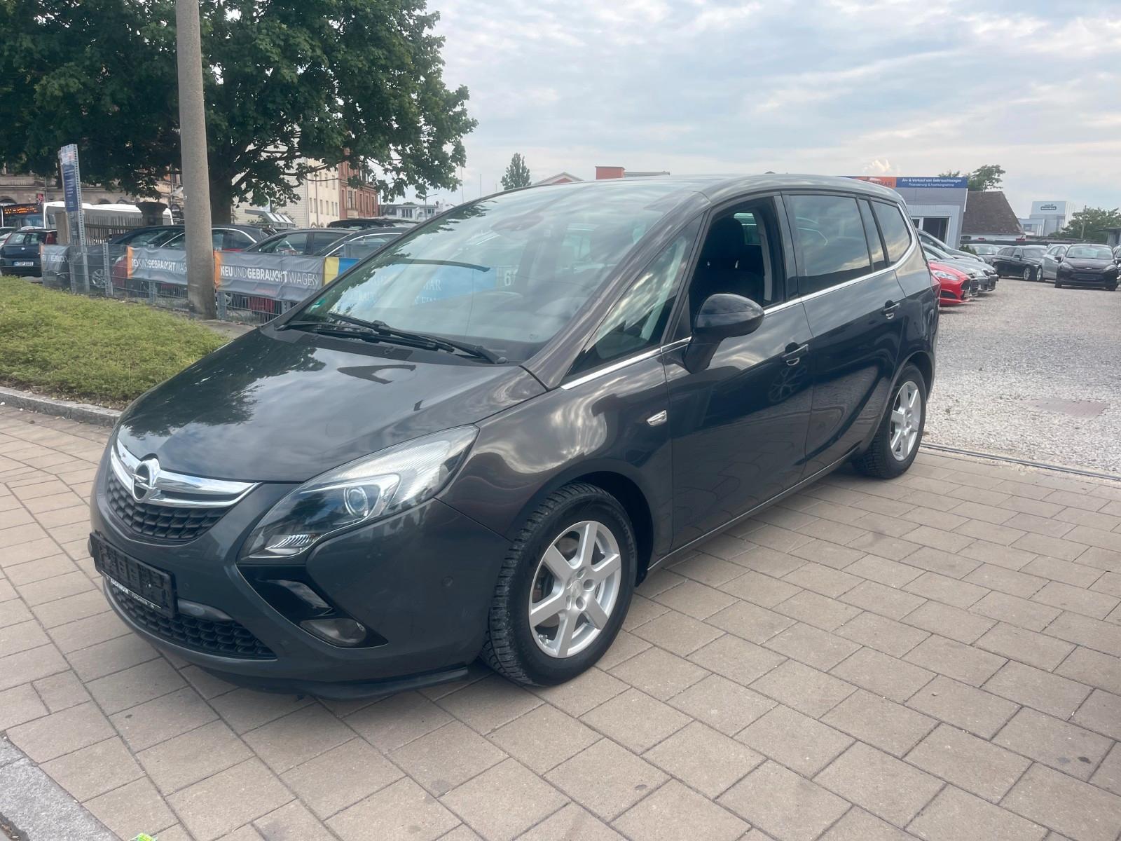 Opel Zafira 2015 — вигляд ззаду