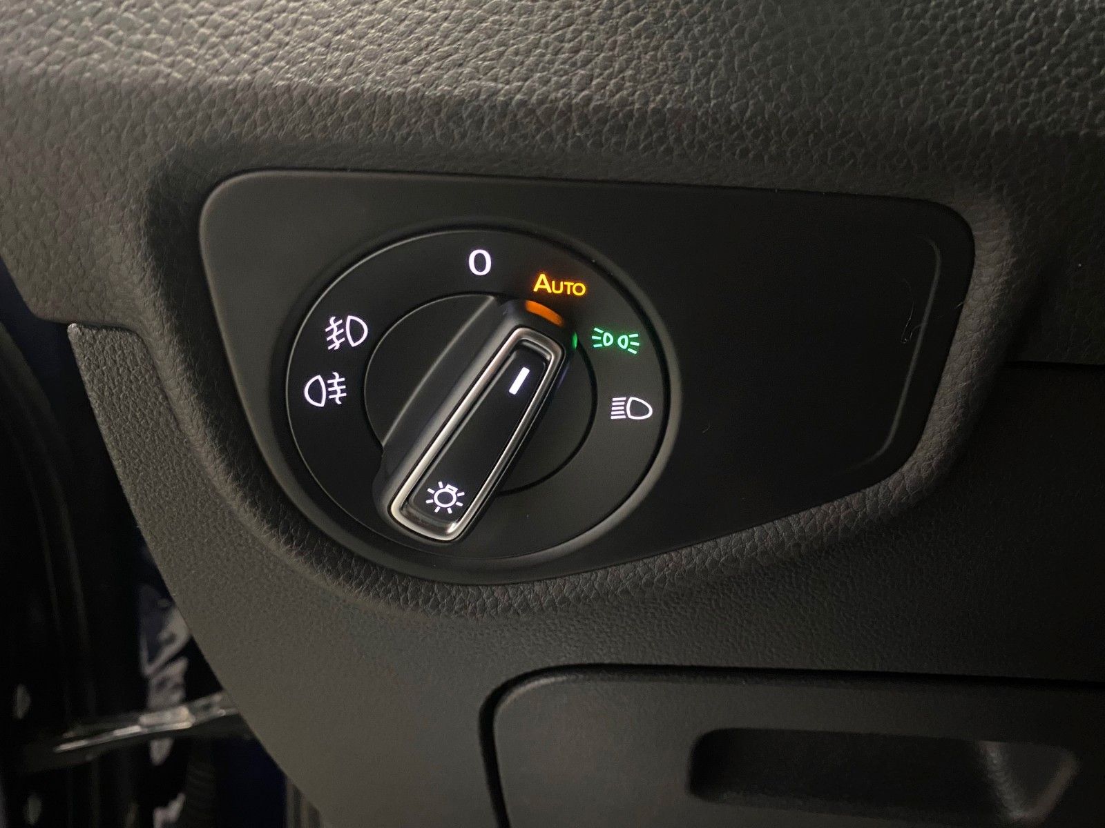 Fahrzeugabbildung Volkswagen Touran 1.5 TSI JOIN+NAVI+AHK schwenk+KAMERA+ACC+