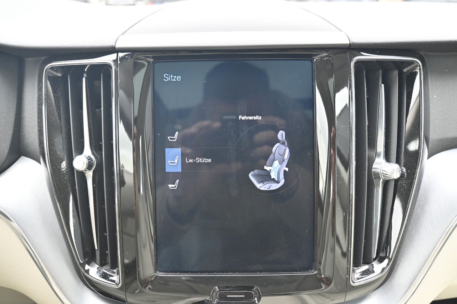 Fahrzeugabbildung Volvo XC60 T8 AWD Momentum Plug-In Hybrid*PANO*BLIS