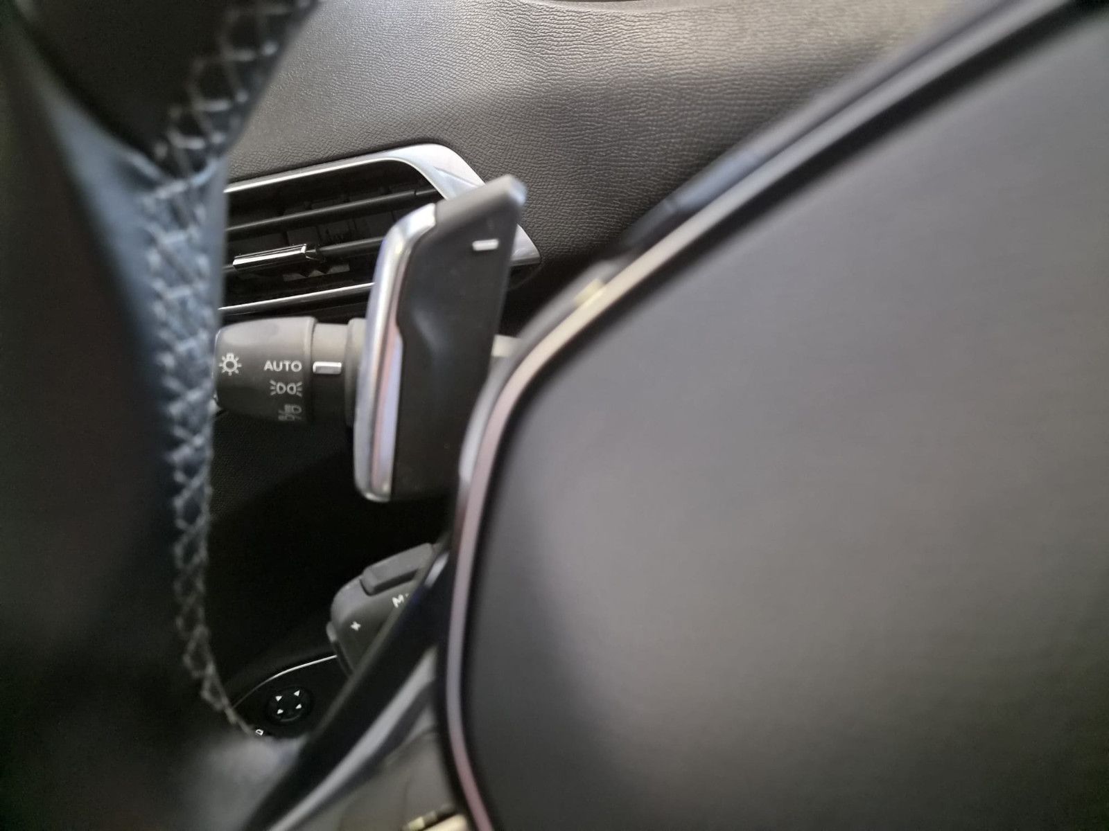 Fahrzeugabbildung Peugeot 3008 Hybrid 225 Roadtrip / LED/KAMERA/GARANTIE