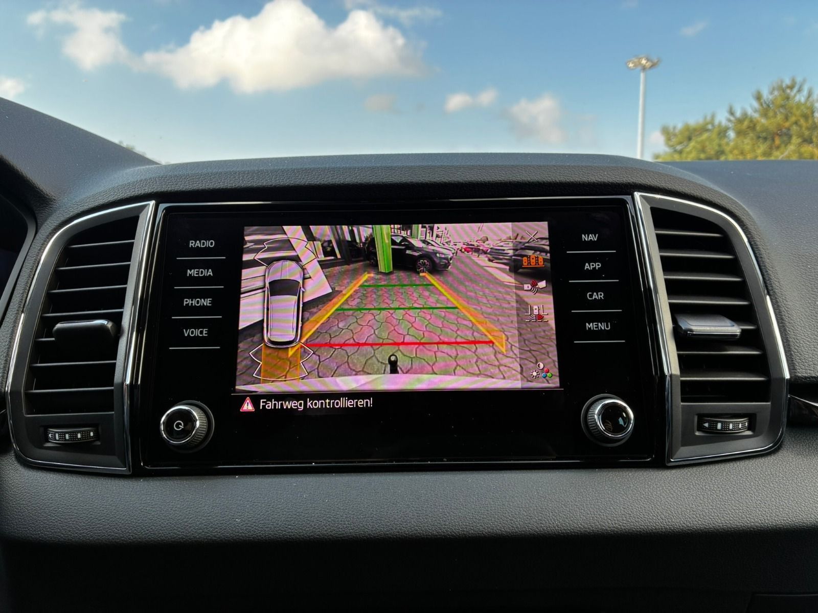 Fahrzeugabbildung SKODA Karoq 1.5 TSI DSG*AHK*RFK*ACC*eHeck