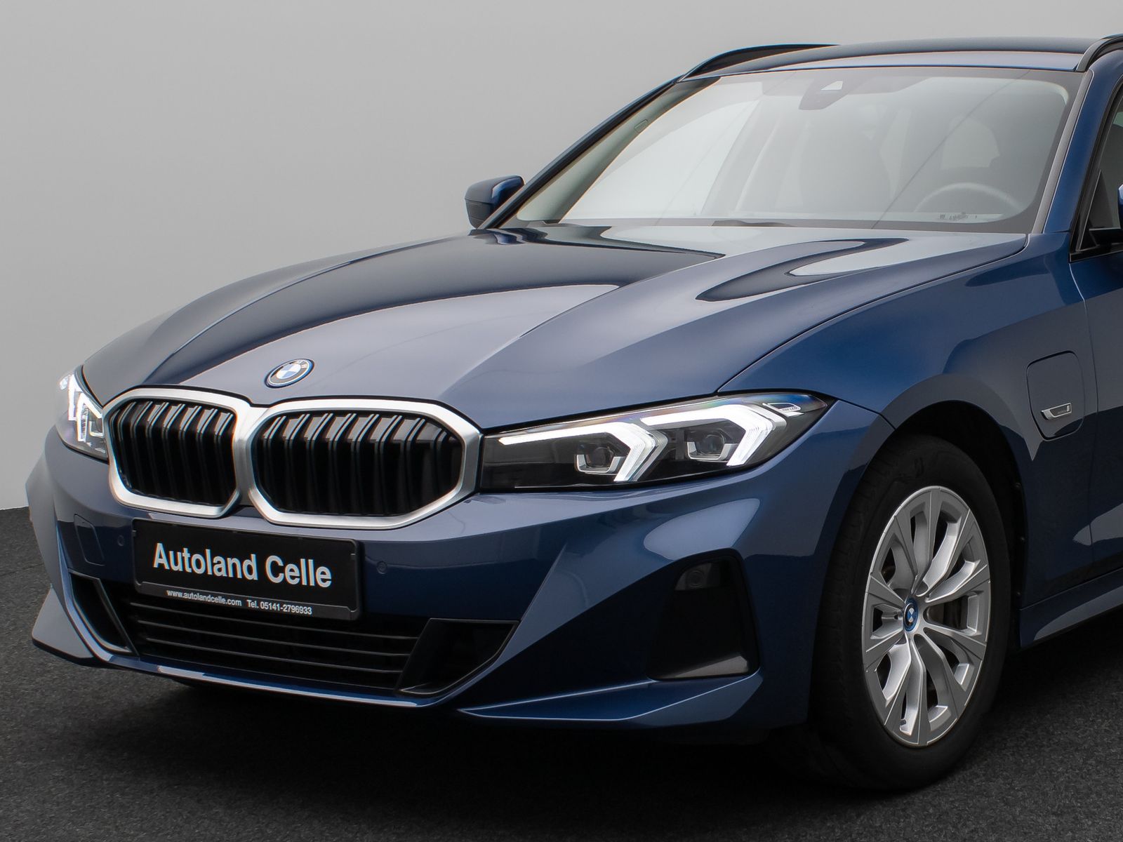 Fahrzeugabbildung BMW 330e HUD DAB HiFi CockPitPro PDC DrivingAssist