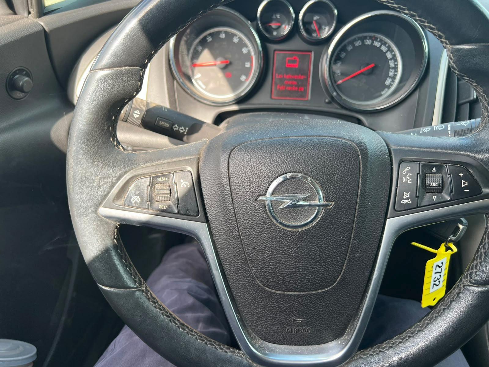 Opel Astra 2011 — photo 12