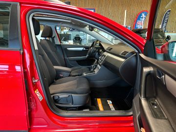 Volkswagen Passat *PANO*TEMPO*NAVI*PDC*AHK*
