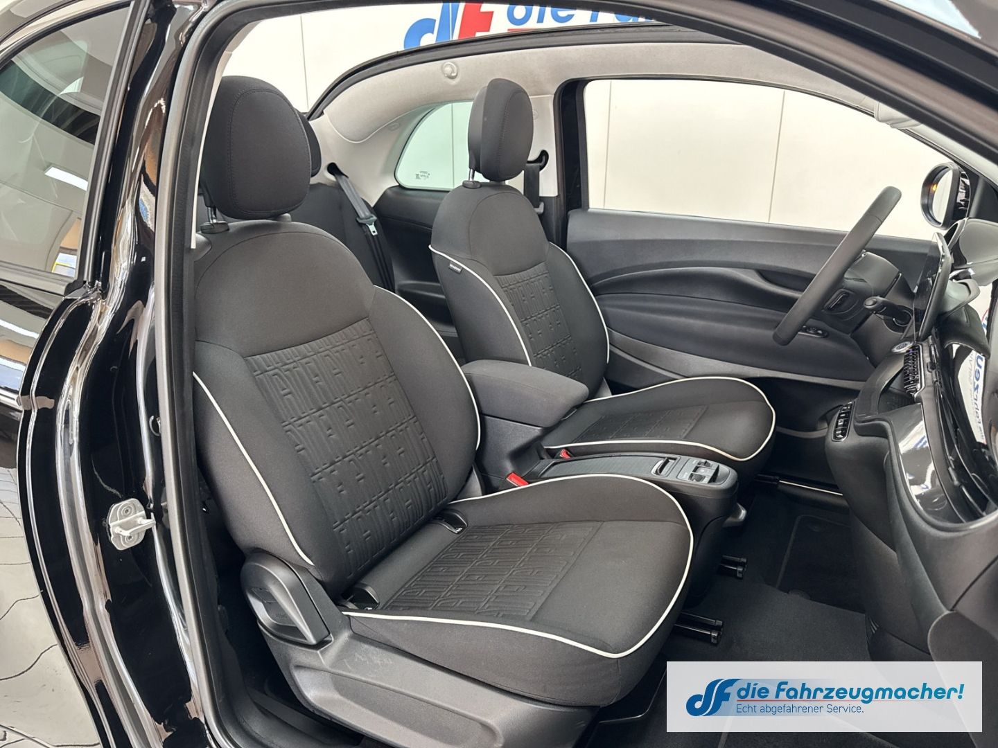 Fahrzeugabbildung Fiat 500 e Navi Soundsystem Apple CarPlay Android Au