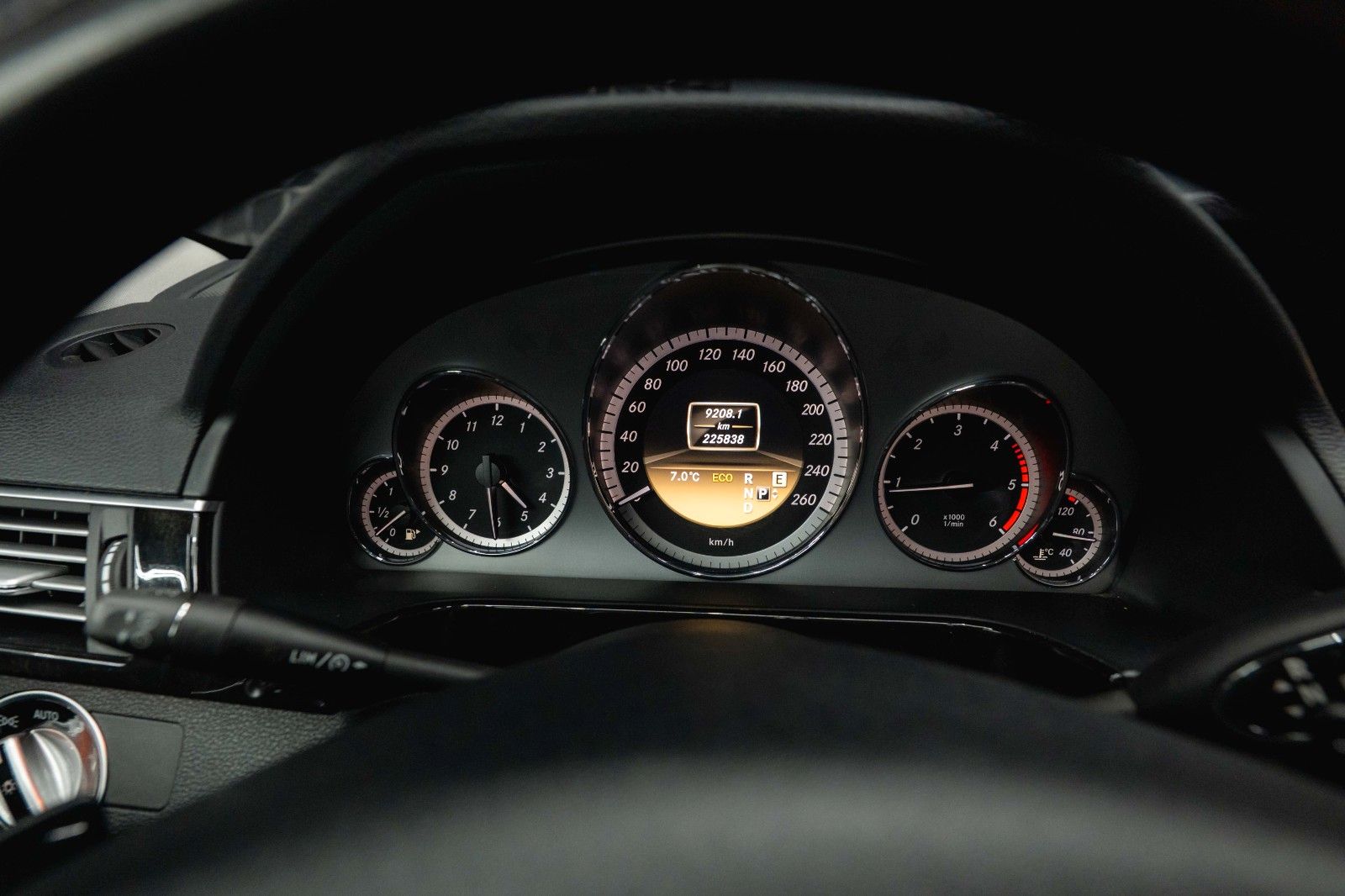 Fahrzeugabbildung Mercedes-Benz E 220 T CDI BlueEfficiency Avantgarde *Bi-Xenon*