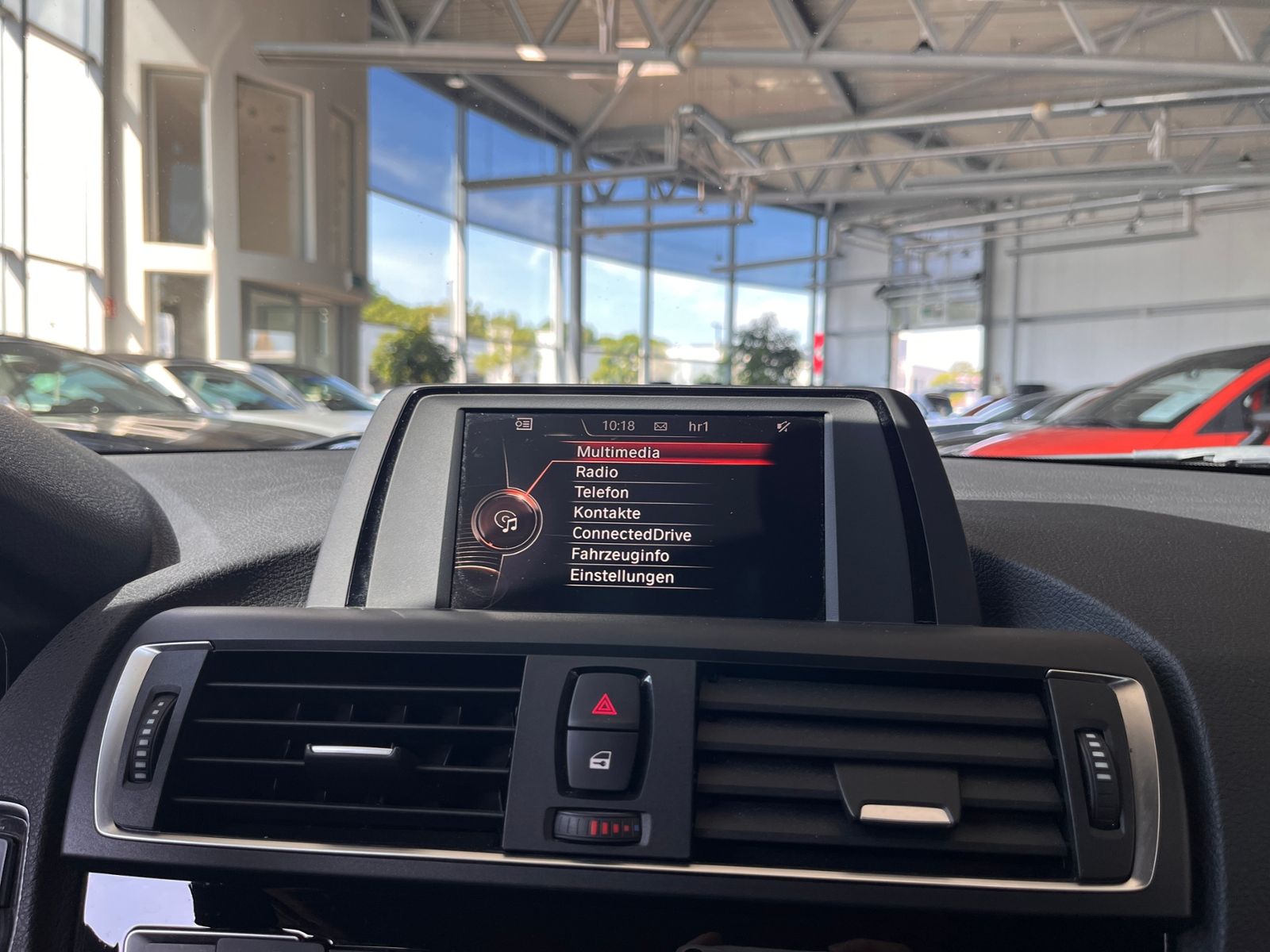 Fahrzeugabbildung BMW 118 i Sport Line KLIMA LED SHZ PDC 17"