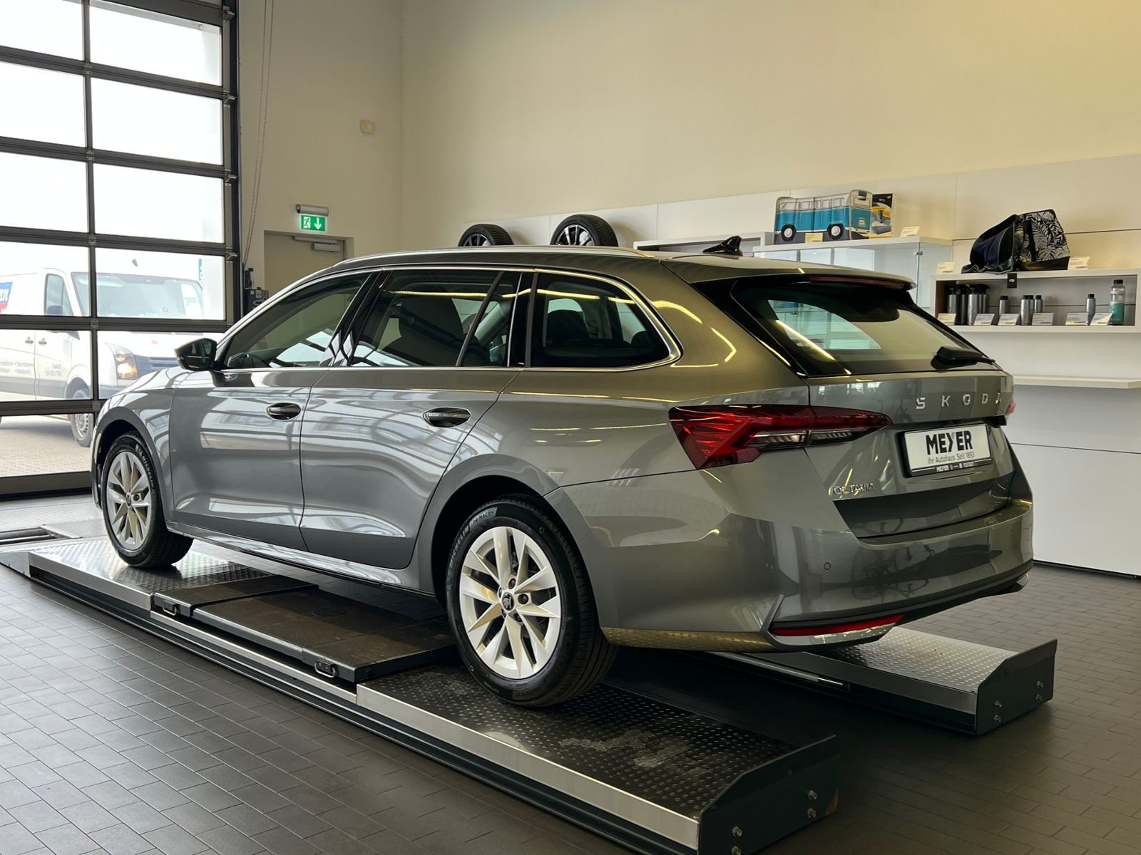 Fahrzeugabbildung SKODA Octavia Combi IV Selection 1.5 TSI mHEV DSG *AHK