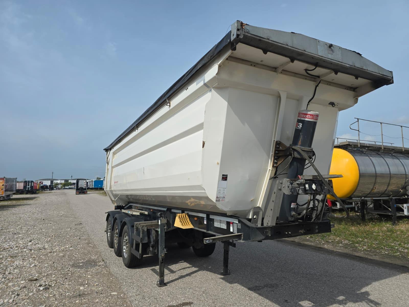 Schwarzmüller 3/Achs-Stahl-Segmentmulden-Kippsattel 36m3