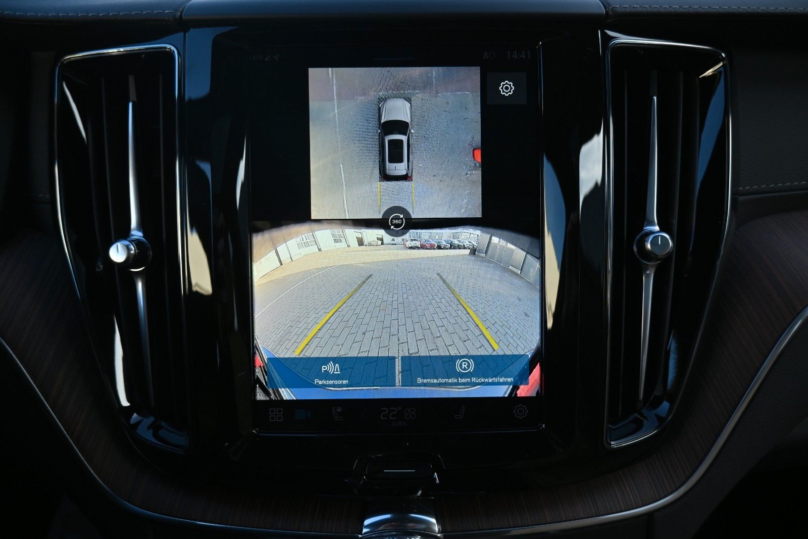 Fahrzeugabbildung Volvo XC60 B5 AWD Ultra Dark*LUFT*360°*ACC*B&W*AHK