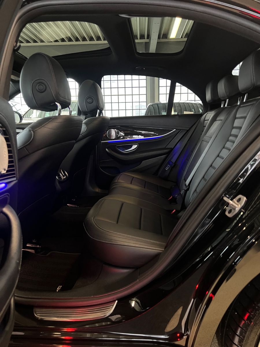 Fahrzeugabbildung Mercedes-Benz E 400 d 4Matic AMG LINE *PANO*designo-manufaktur
