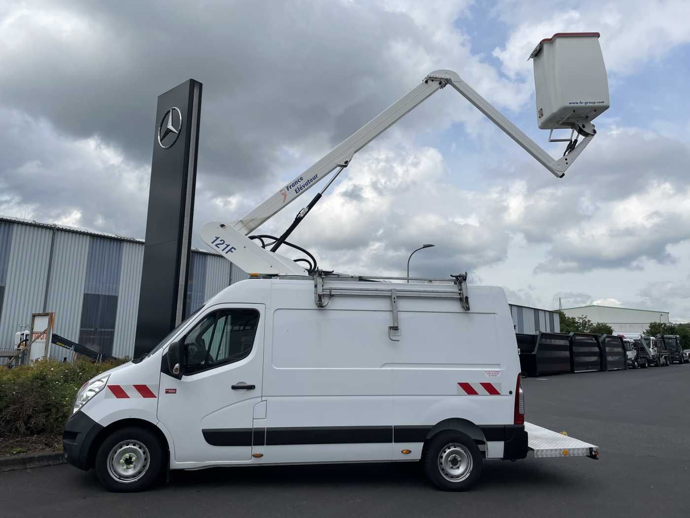 Fahrzeugabbildung Renault Master 2.3 dCi / France Elevateur 121FT, 12m