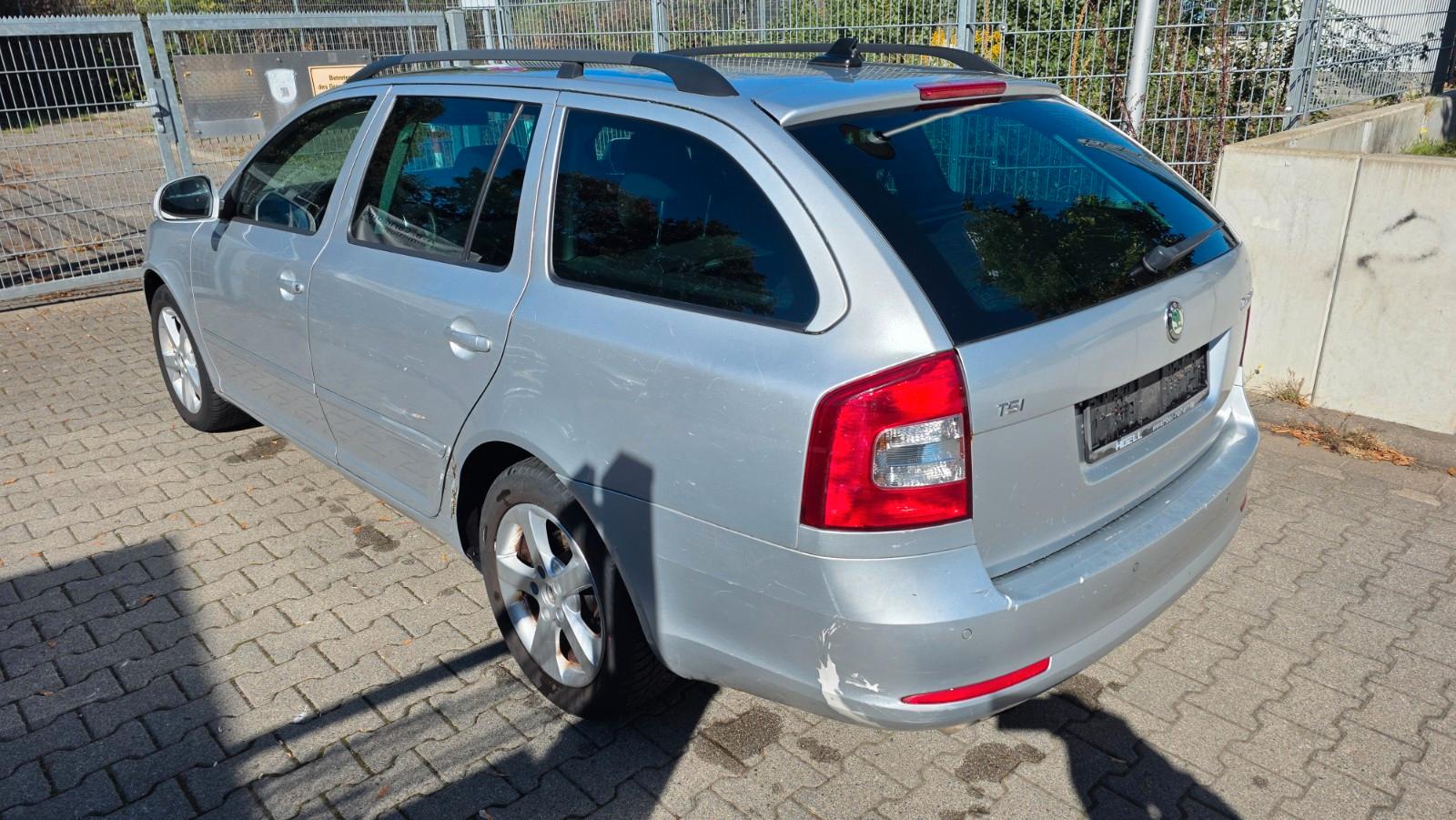 Skoda Octavia 2011 — rear view