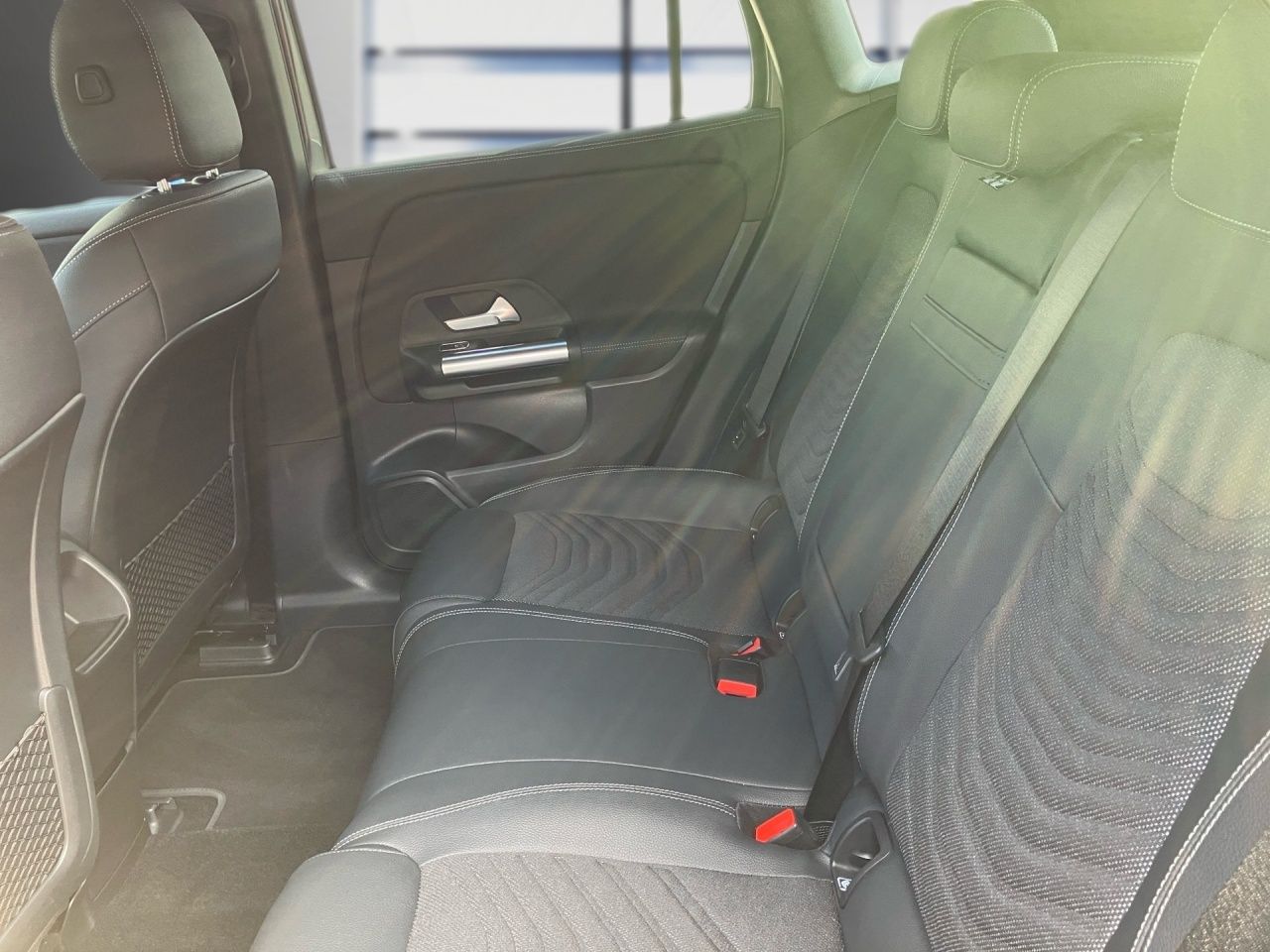 Fahrzeugabbildung Mercedes-Benz EQA 300 4M BONUS+AHK+PANO+STHZ+LHZ+CARPL+TOTWIN+