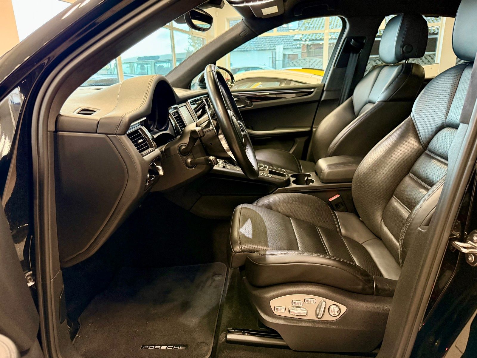 Fahrzeugabbildung Porsche Macan Turbo Luftfederung/AHK/Keyless/ACC