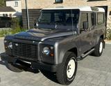 Land Rover Defender 110 _ Ikone im Originalzustand - graue Land Rover Defender