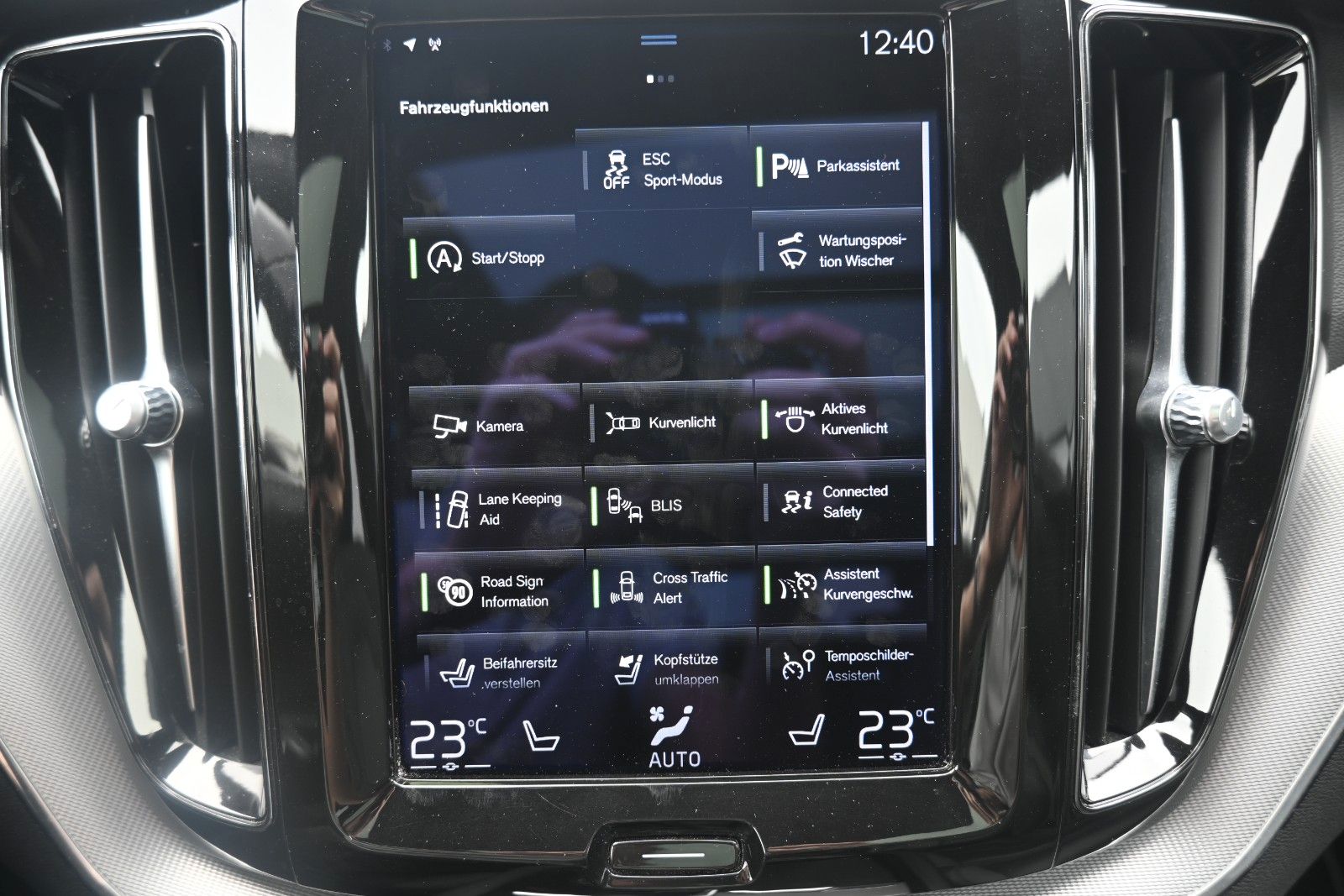 Fahrzeugabbildung Volvo XC60 B4 D AWD R Design*STDHZG*PANO*RFK*ACC