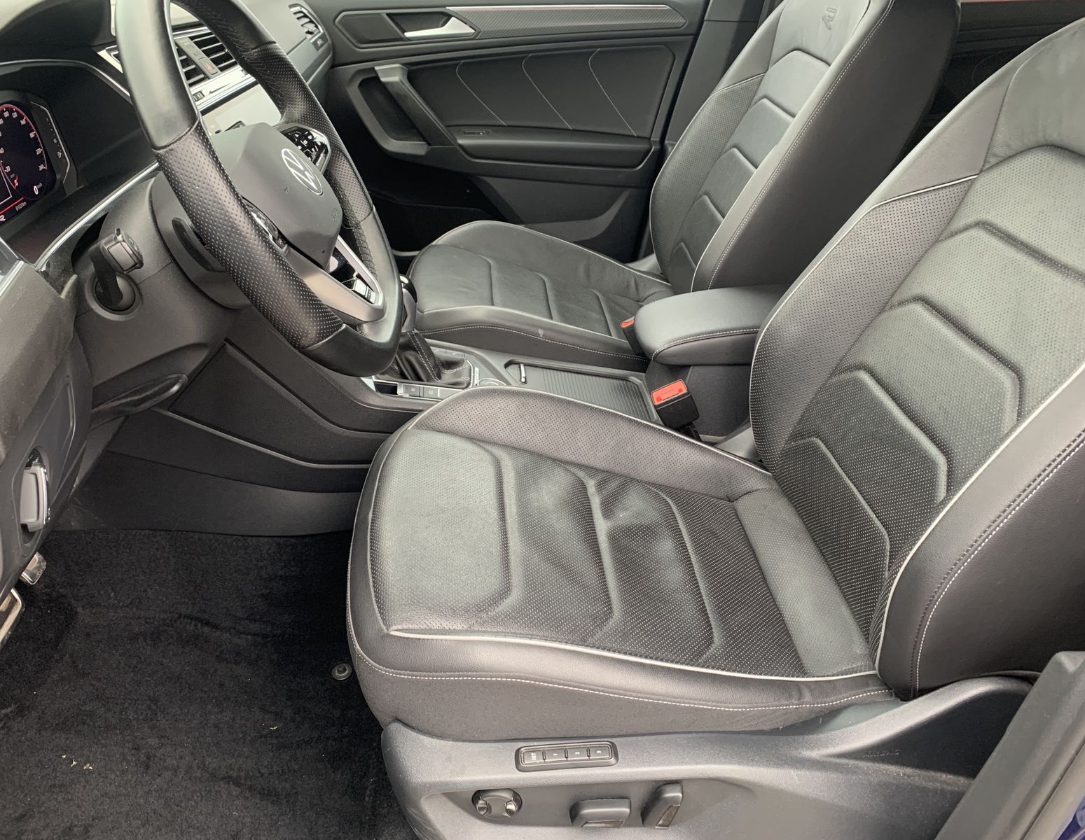 Fahrzeugabbildung Volkswagen Tiguan Allspace 2.0 TDI*R-Line*4Motion*AHK*Leder