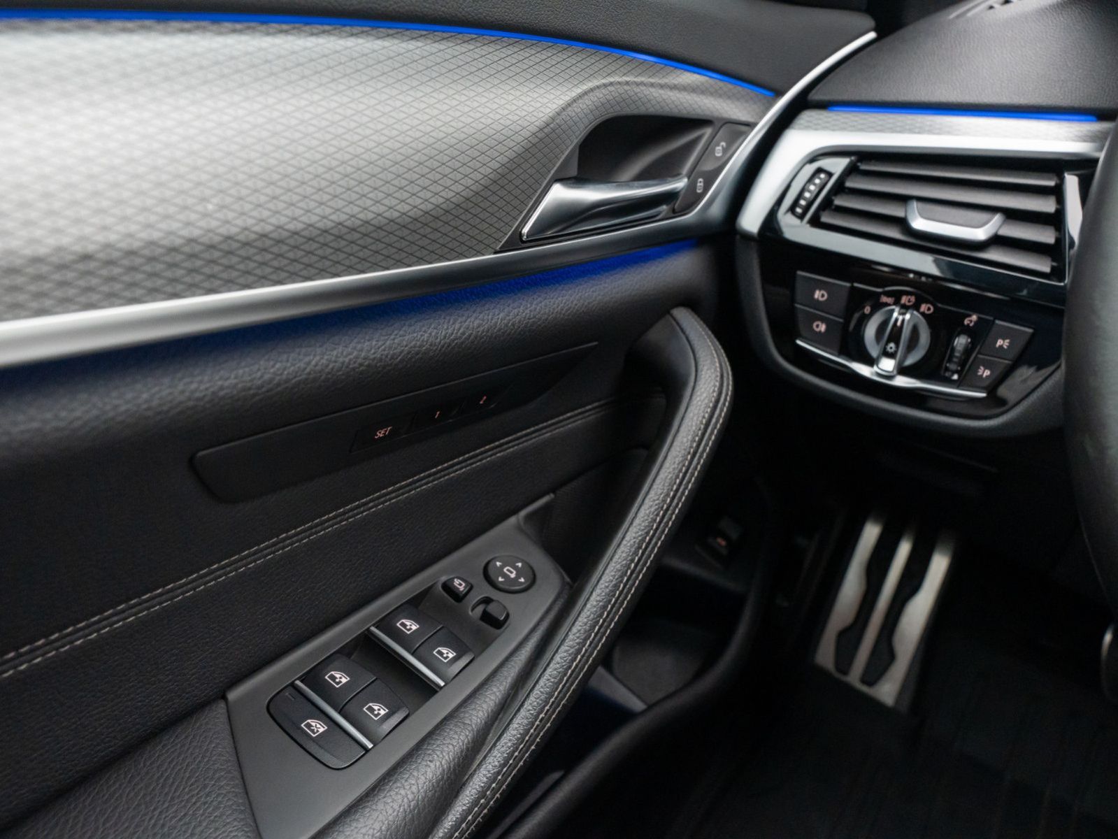 Fahrzeugabbildung BMW 520d M Sport ACC Kamera LED Memory DisplKey 20"