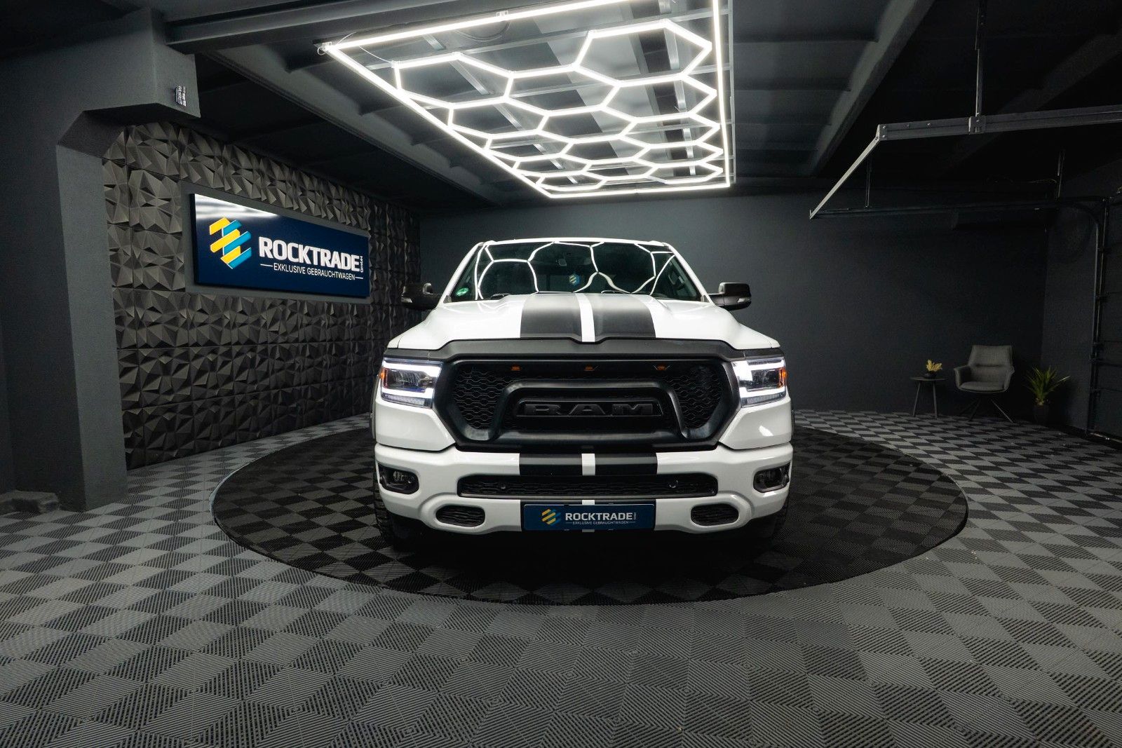 Fahrzeugabbildung Dodge RAM 5.7 V8 HEMI 4x4 OFFROAD Night-Paket LONGBED