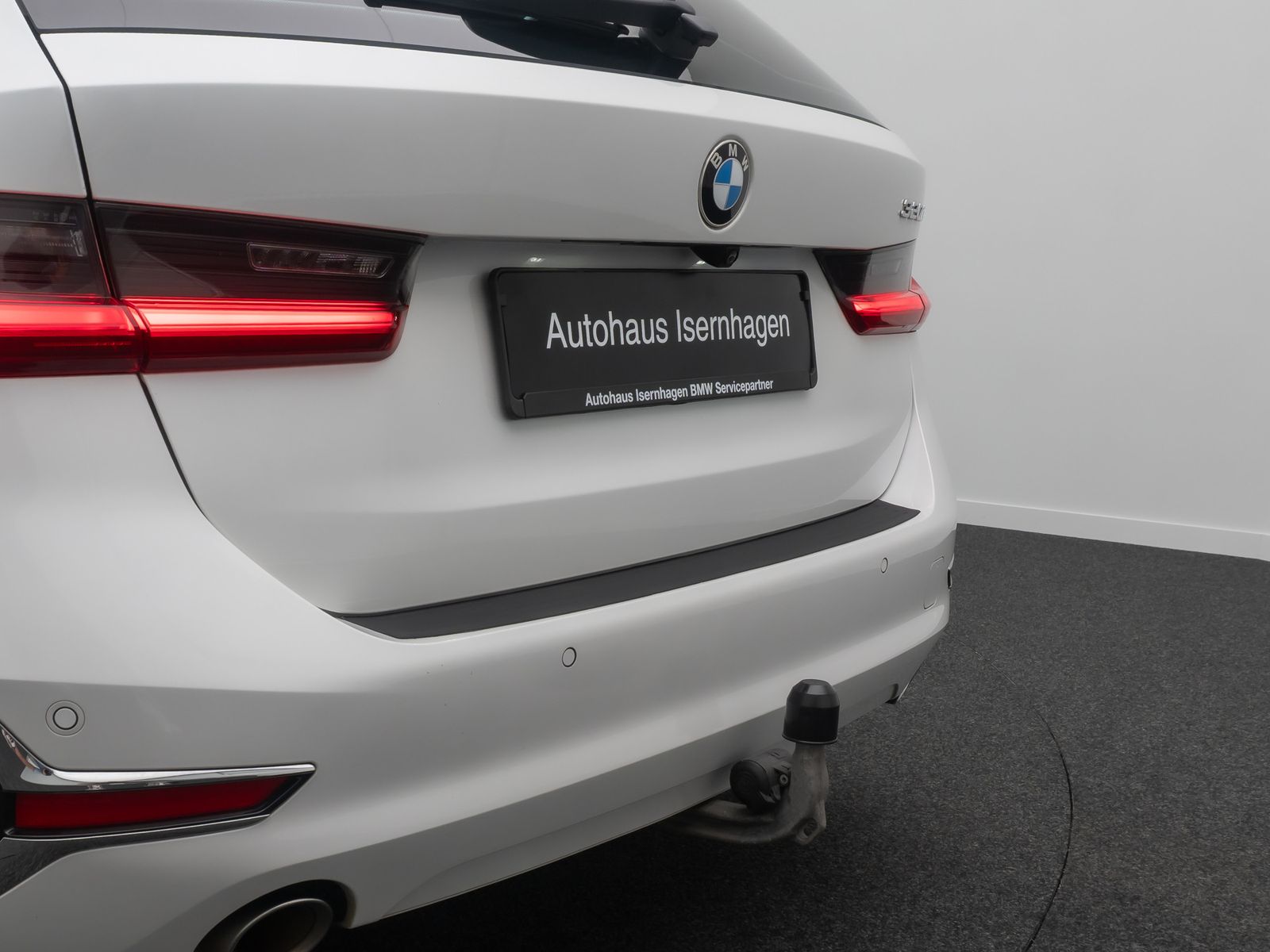 Fahrzeugabbildung BMW 320i Luxury Line Laser HUD Panorama Alarm AHK Hi