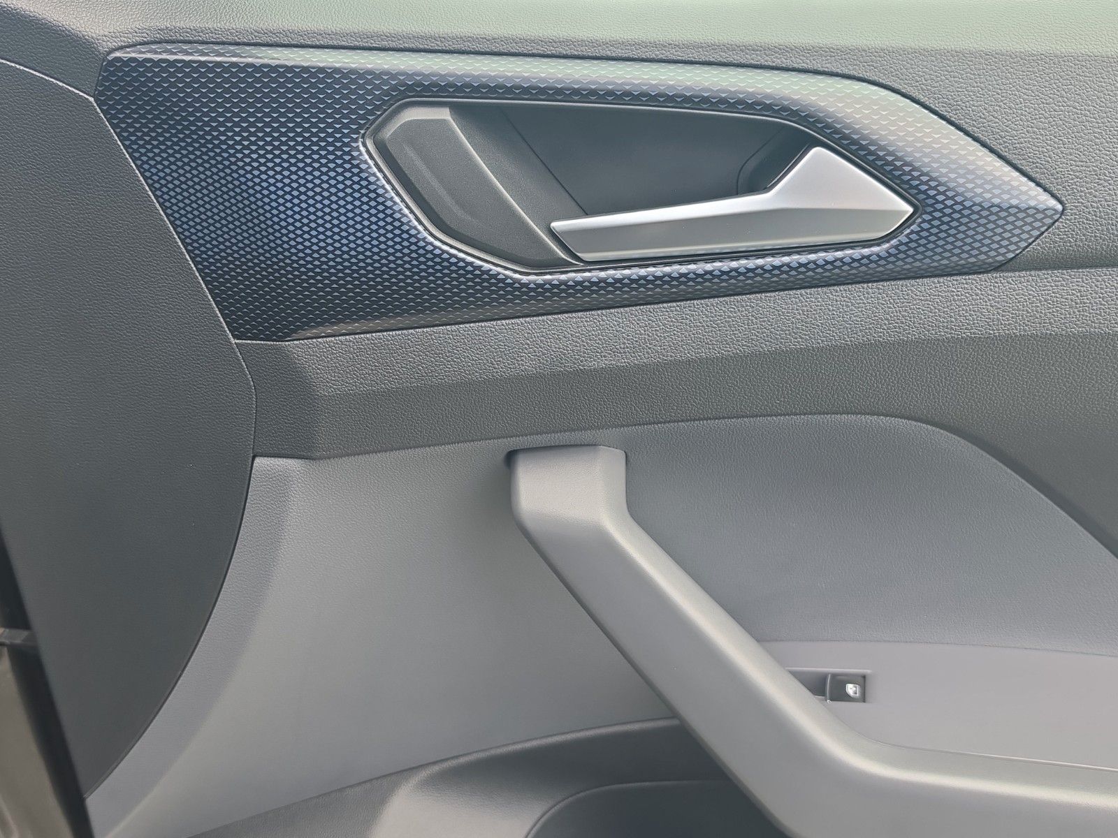 Fahrzeugabbildung Volkswagen T-Cross United NAVI SHZ PDC APP-CONNECT