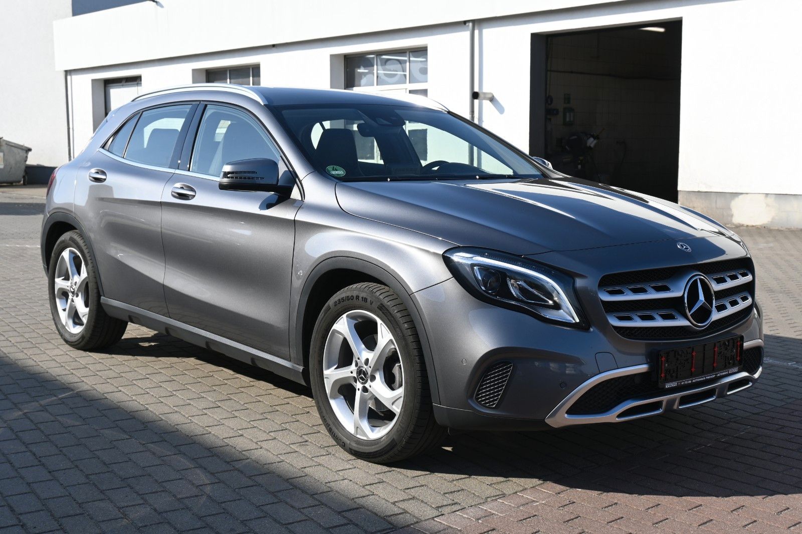 Fahrzeugabbildung Mercedes-Benz GLA 180 Schalter Urban*Navi*RFK*AHK