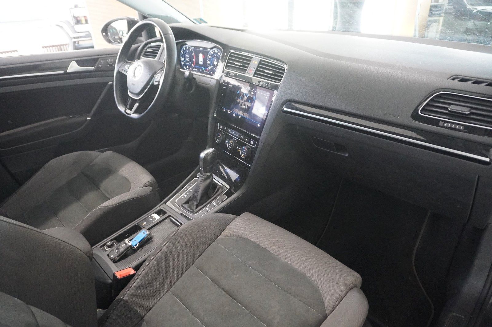 Fahrzeugabbildung Volkswagen Golf VII Vari. 1.5 TSI HIGHLINE DSG NAVI/LED/AHK