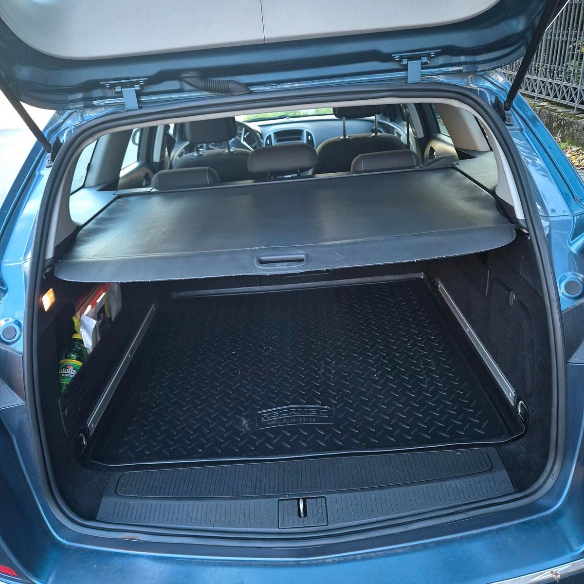 Opel Astra 2013 — rear view
