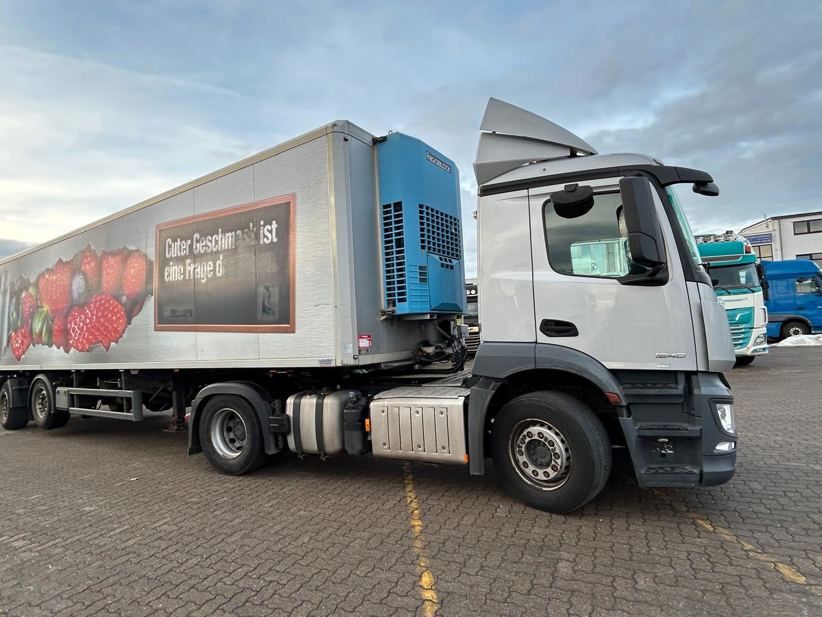 Fahrzeugabbildung Mercedes-Benz 1840 L Antos mit 2-Achs Kühlauflieger