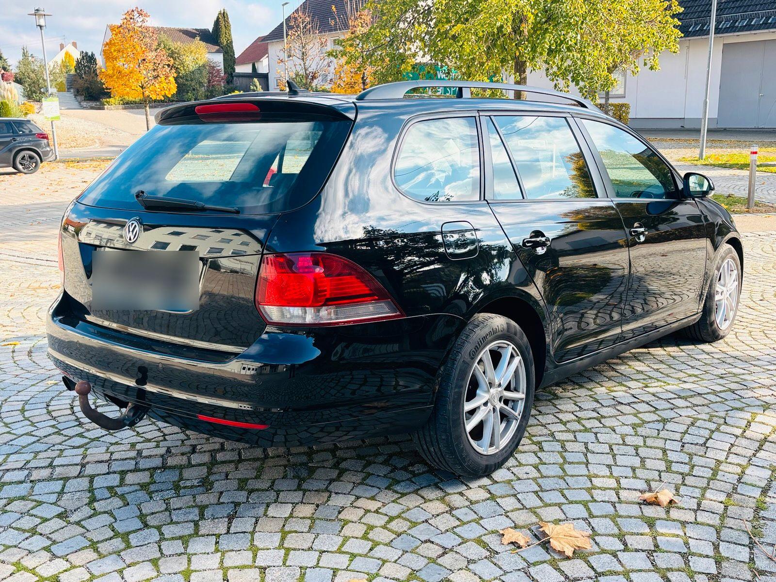 Volkswagen Golf 2011 — салон