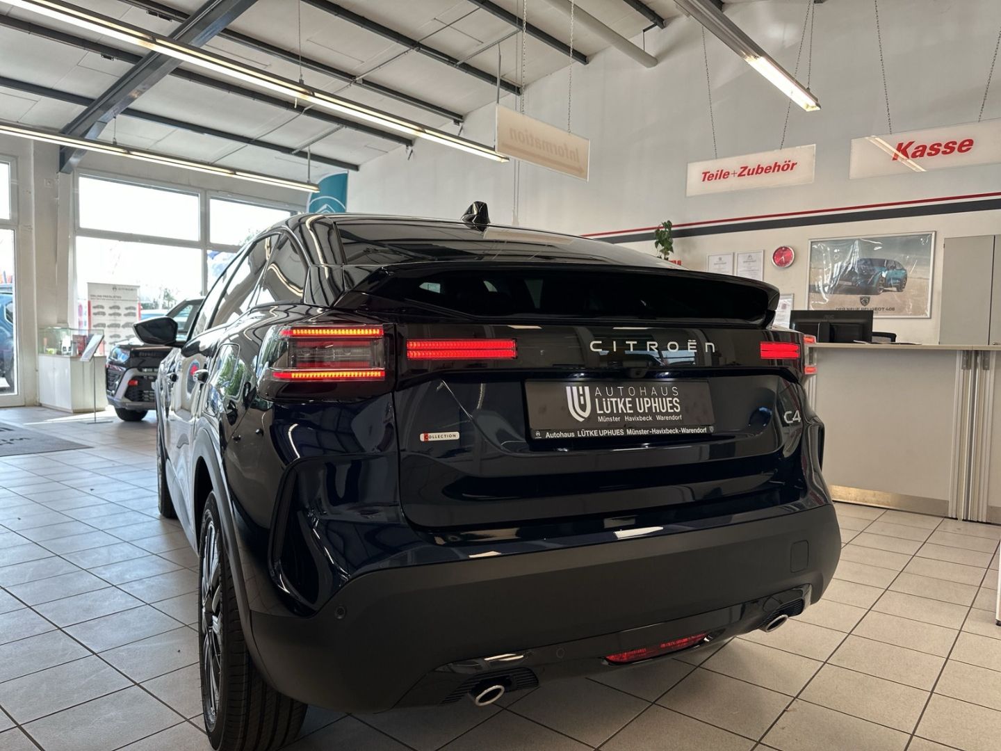 Fahrzeugabbildung Citroën C4 Hybrid 145 Collection Navi CarPlay SHZ Temp.