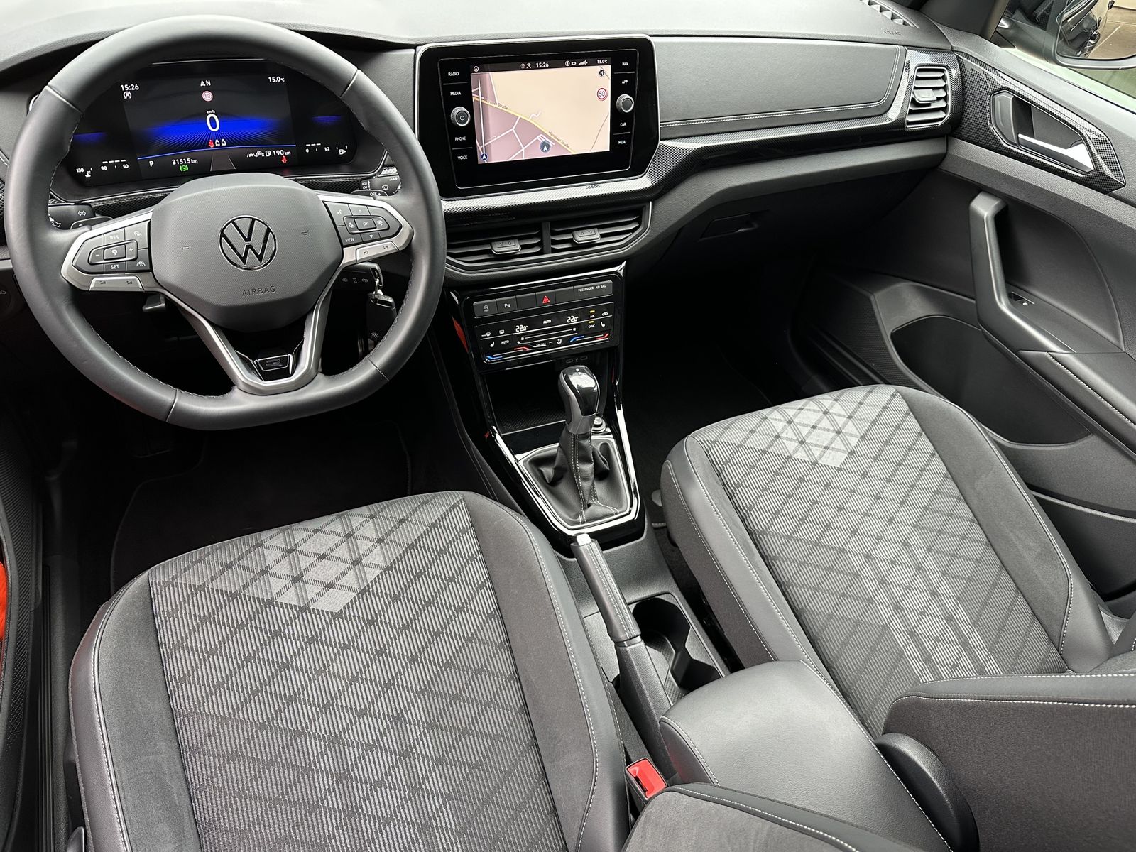 Fahrzeugabbildung Volkswagen T-Cross 1.5 TSI R-Line NAV+LED+ACC+AHK+KAM+DIGDI