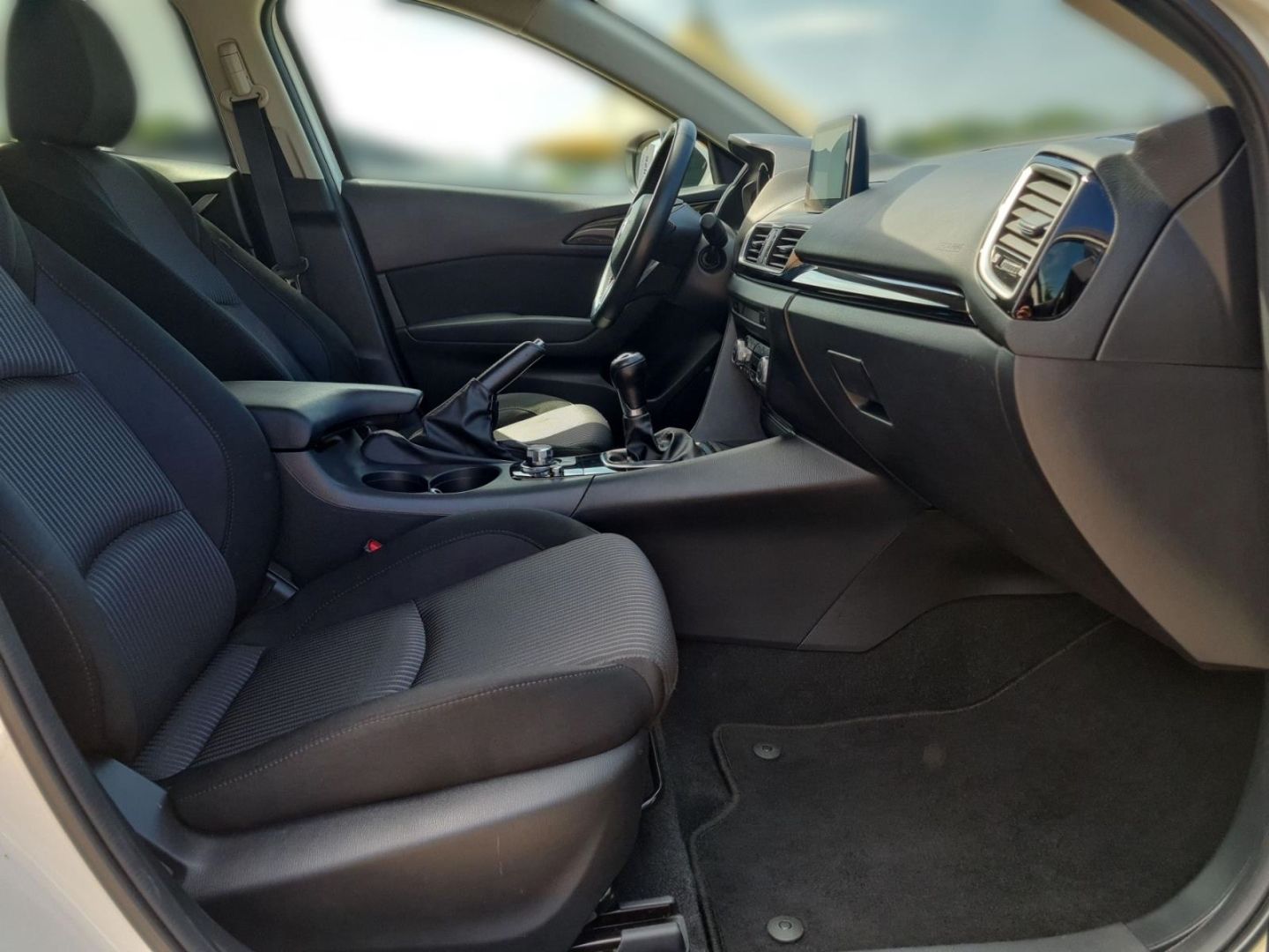 Fahrzeugabbildung Mazda 3 Center-Line er 2.0 LED-Tagfahrlicht