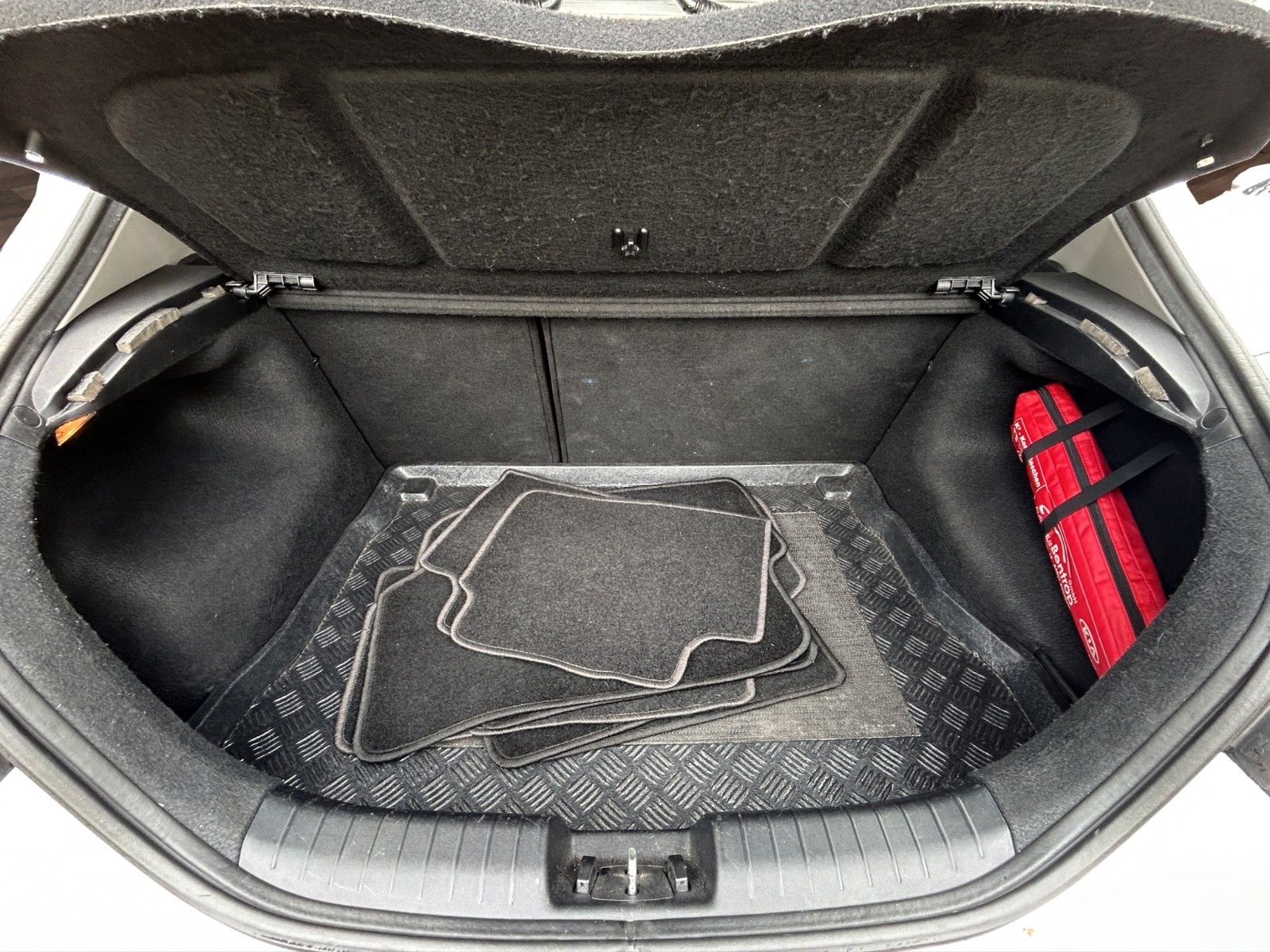 Fahrzeugabbildung Kia cee'd / Ceed 1.6 3Trg /Klima/TÜV AU 2Jahre neu/