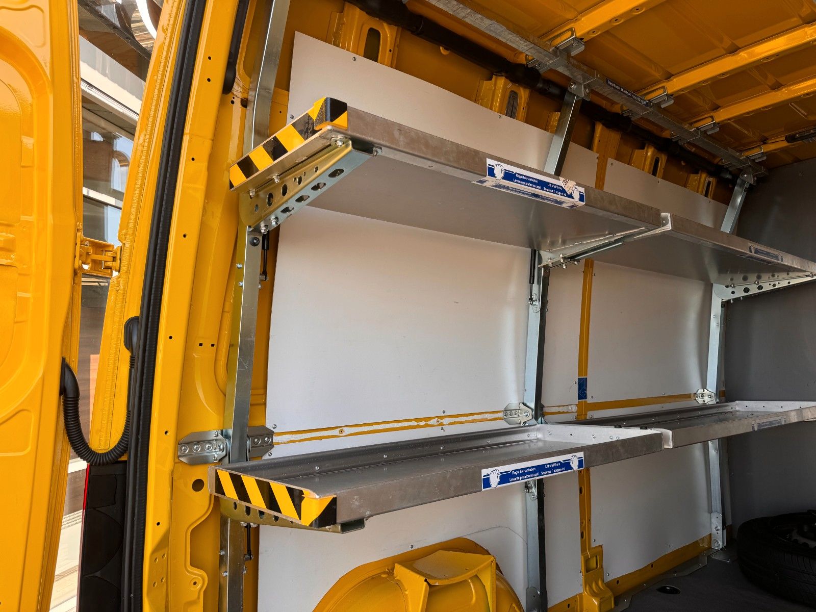 Fahrzeugabbildung Mercedes-Benz eSprinter 312 DHL Regal KEP-Ausbau