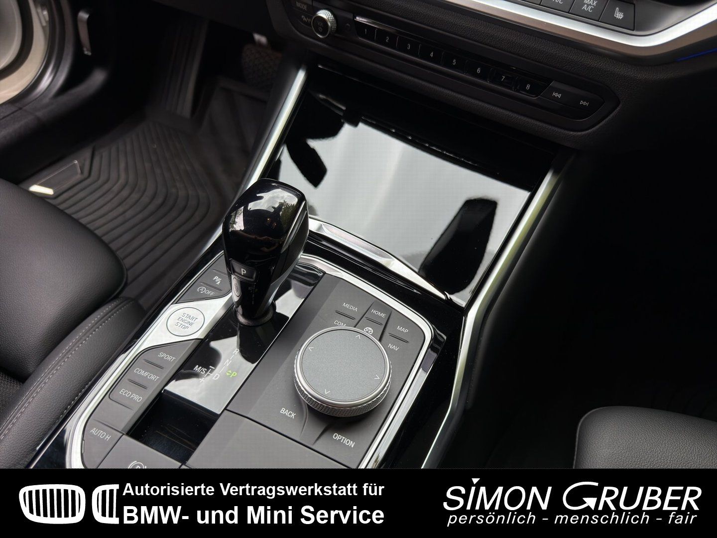 Fahrzeugabbildung BMW 318 i Adv Shadow HUD SHZ Innovationspaket Kamera