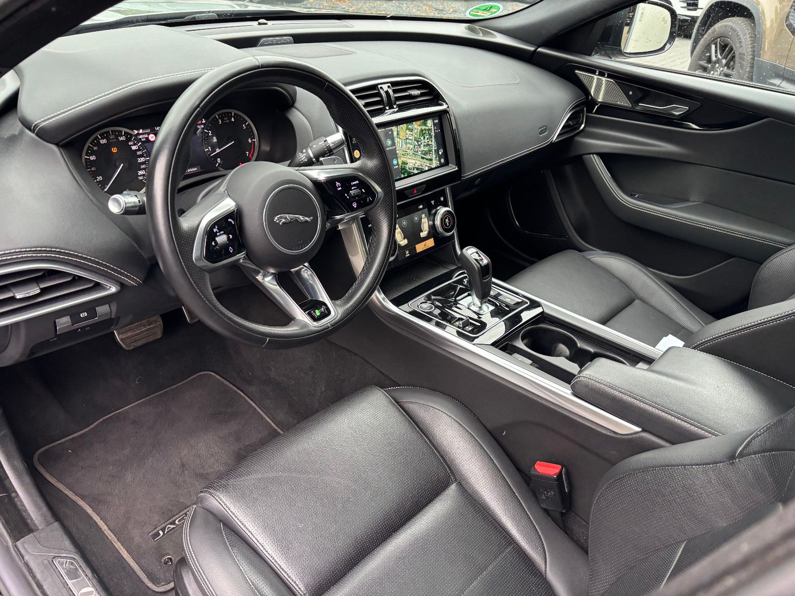 Fahrzeugabbildung Jaguar XE R-Dynamic Black/360''KAM/PANO/EXCLUSIV/MERIDI