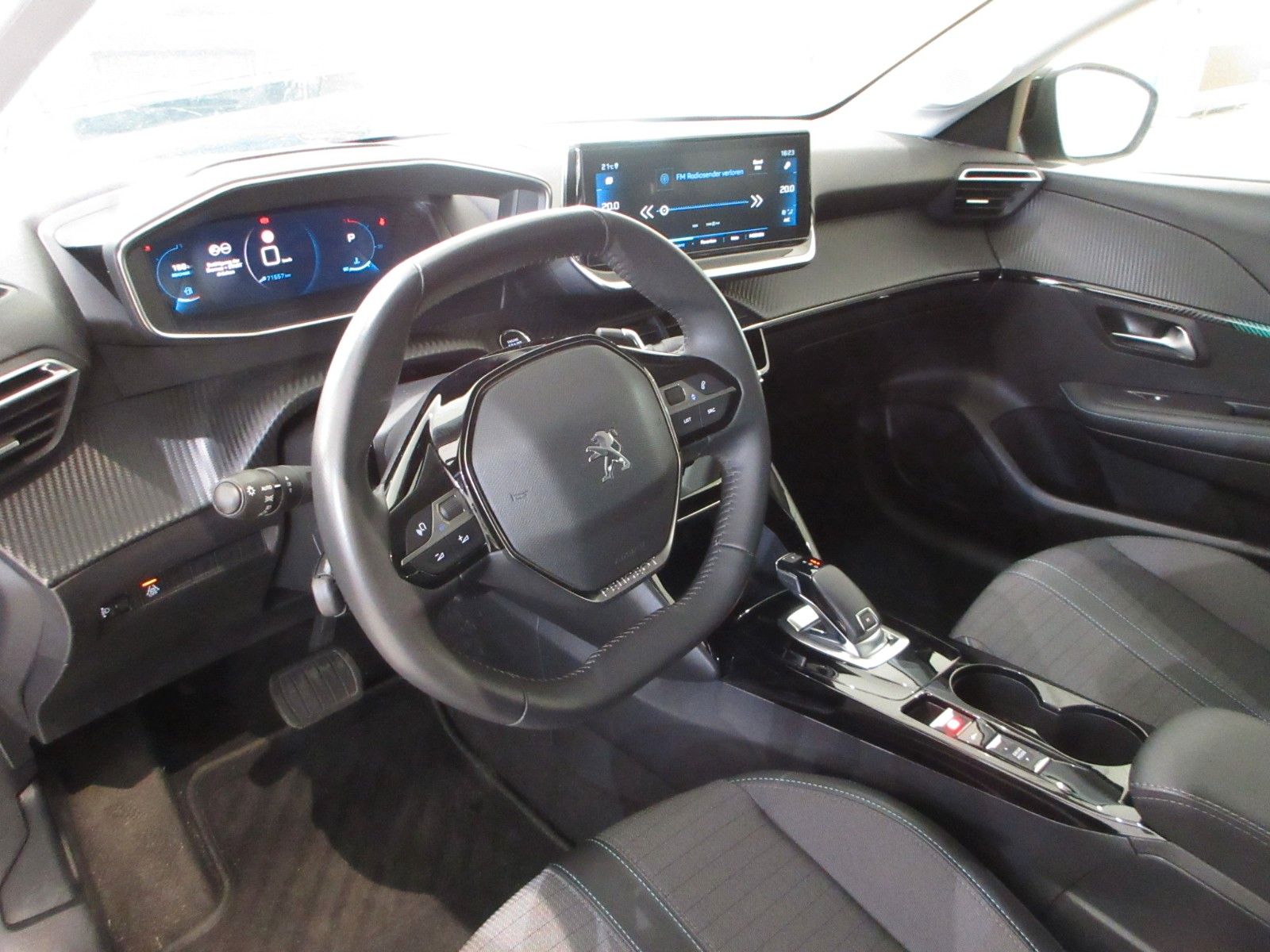 Fahrzeugabbildung Peugeot 208 Allure 1.2T LED/NAVI/PDC/R´CAM/VIRTUAL/TEMPO
