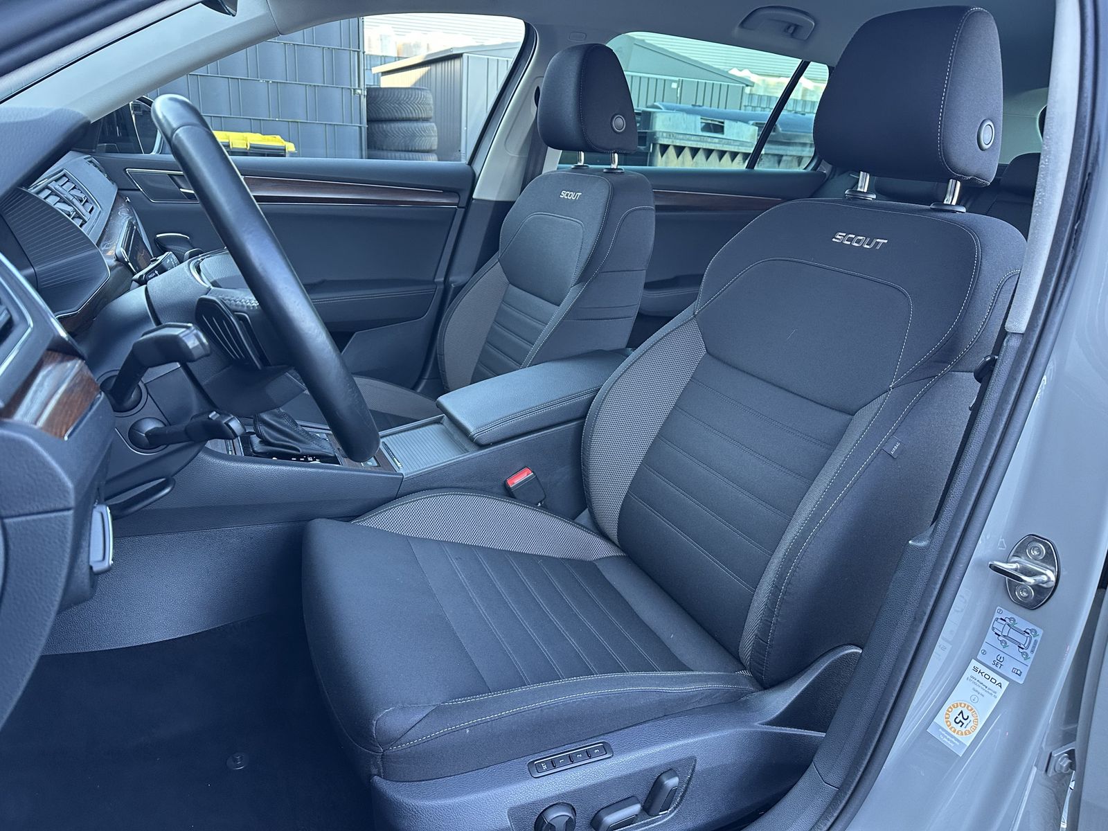 Fahrzeugabbildung SKODA Superb Combi 2.0 TDI 4x4 DSG Scout NAV+LED+AHK