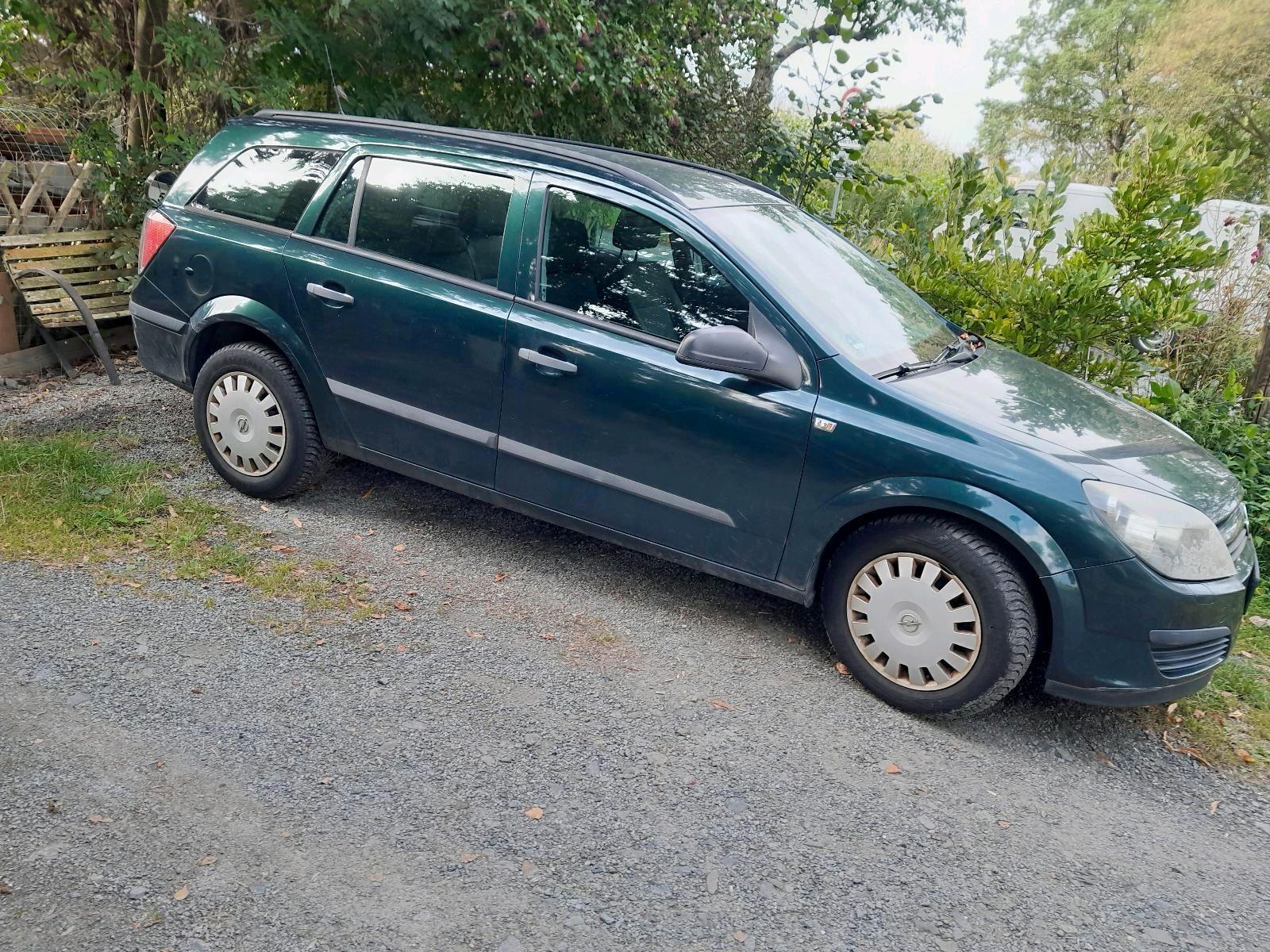 Opel Astra 2004 — rear view