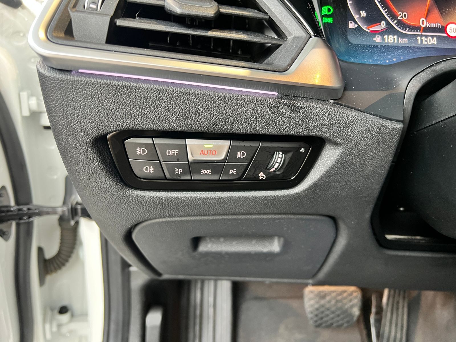 Fahrzeugabbildung BMW 320i Touring Sport Line PANO ACC LASER RFK