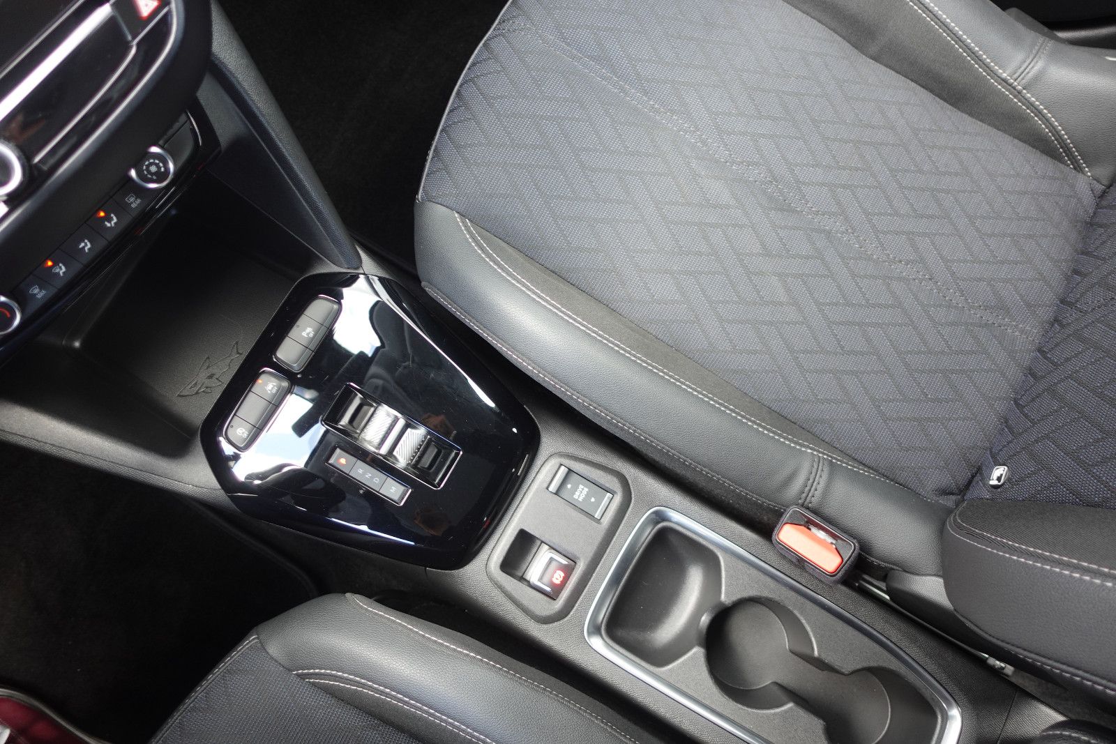 Fahrzeugabbildung Opel Corsa 1.2T Elegance Automatik Navi,Kamera,PDC,SH