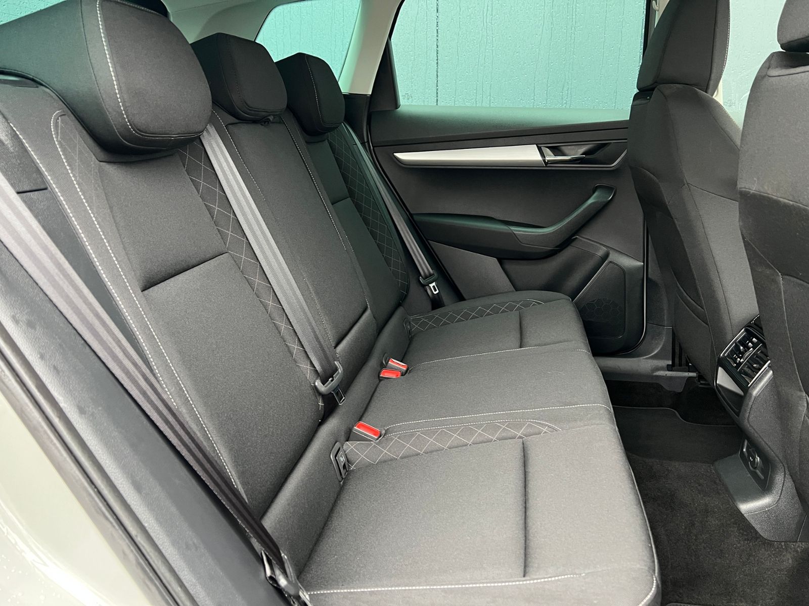 Fahrzeugabbildung SKODA Karoq Ambition 1.5 TSI *AHK, Climatronic, Sitzhz