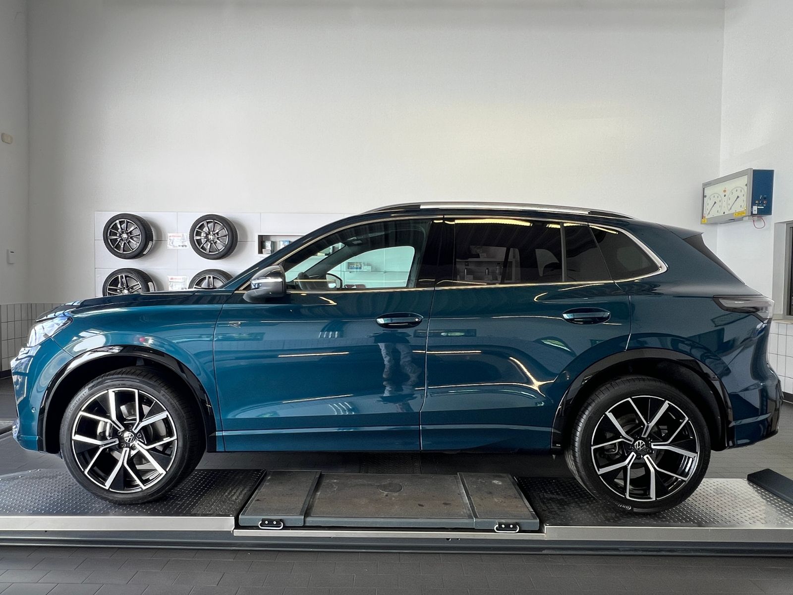 Fahrzeugabbildung Volkswagen Tiguan R-Line 2.0 TDI DSG 4MOTION *AHK, IQ.Light