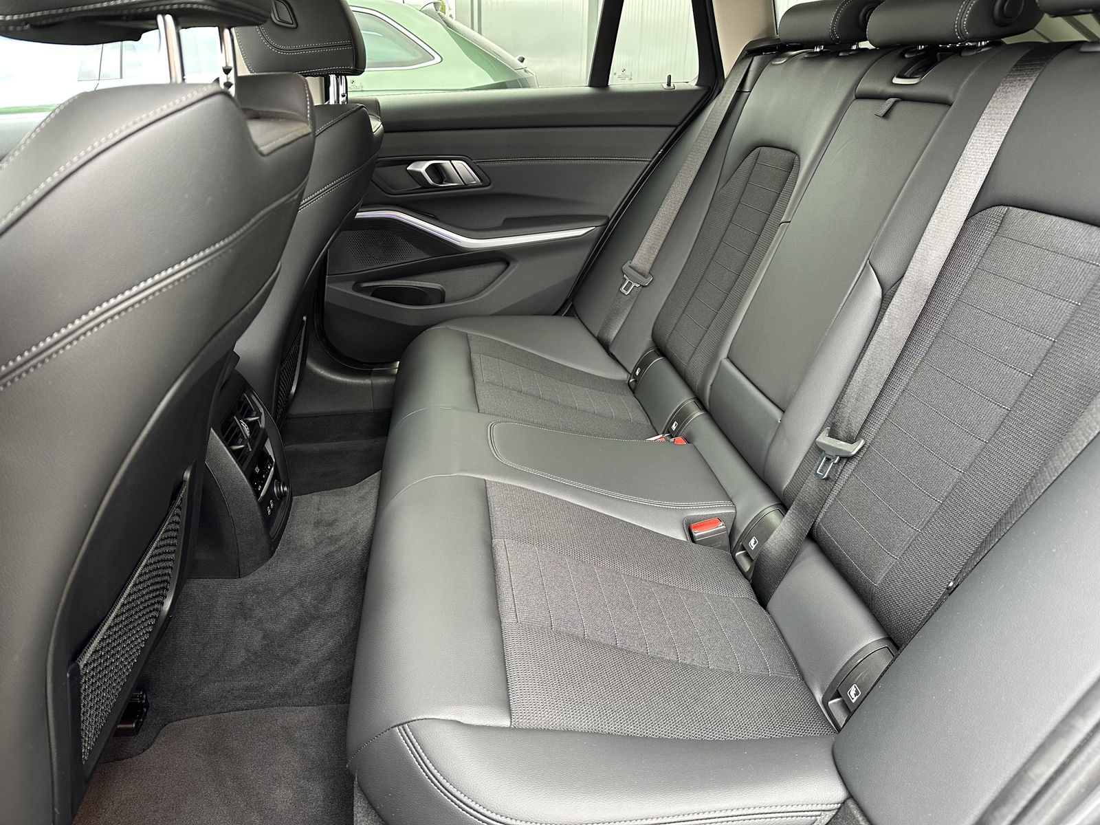 Fahrzeugabbildung BMW 320i Touring Sport-Line NAV+LED+TEMPOMAT+KAMERA