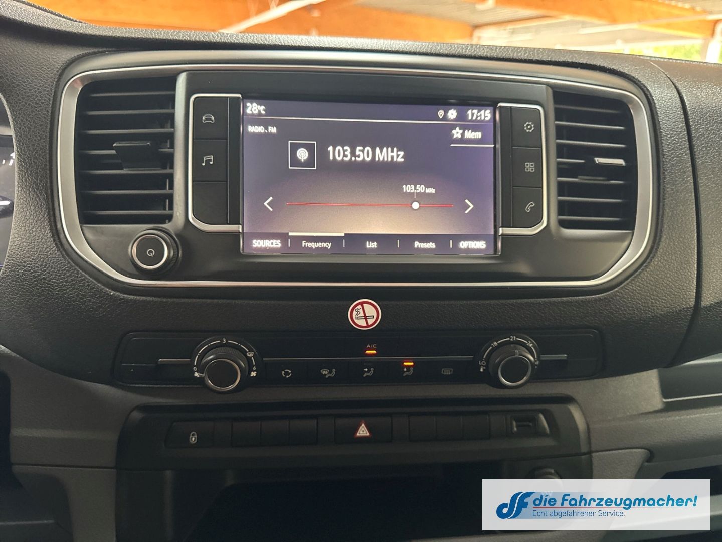 Fahrzeugabbildung Opel Vivaro Kombi L 1.5 D EU6d Apple CarPlay Android