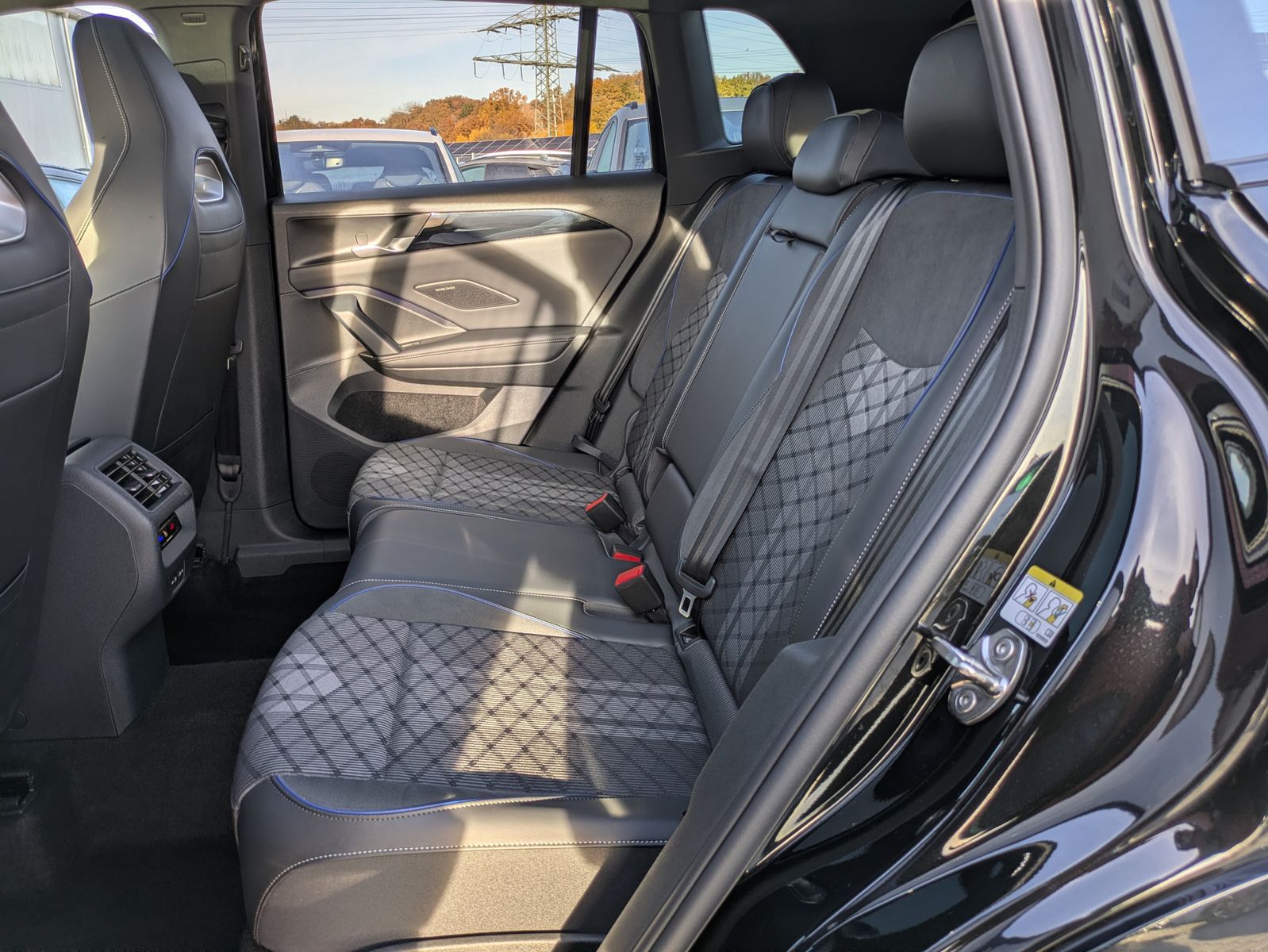 Fahrzeugabbildung Volkswagen Tiguan 2.0 TDI 4M R-Line PANO*H&K*AHK*MATRIX*20"