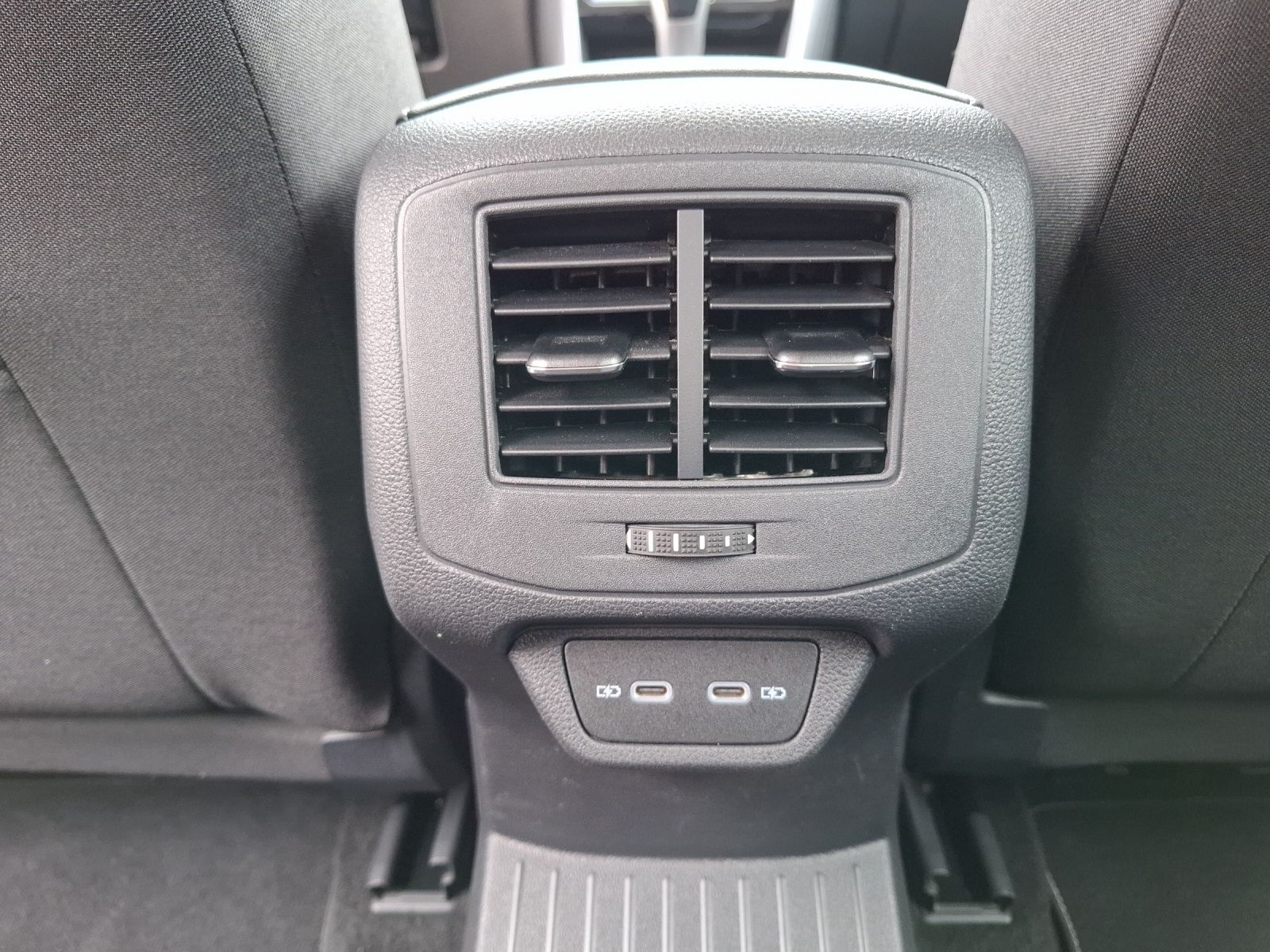 Fahrzeugabbildung Volkswagen T-Roc TSI Style LED AHK Navi AID ACC RFK SH