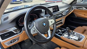 BMW 750 - 12